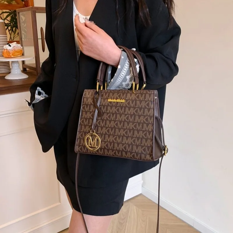 

Designer Vintage Simple Diaper Bag A High-End Minimalist Leather Crossbody Bag For The Fashionable Luxury Shopper