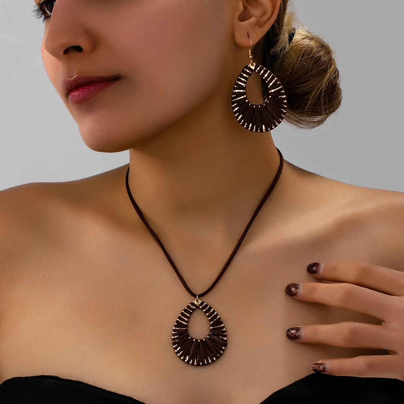 Damen-Schmuckset, Handgefertigtes Bohemian-Style Halsketten- und Ohrring-Set aus Raffia, Geeignet für Tägliches Tragen und Urlaub