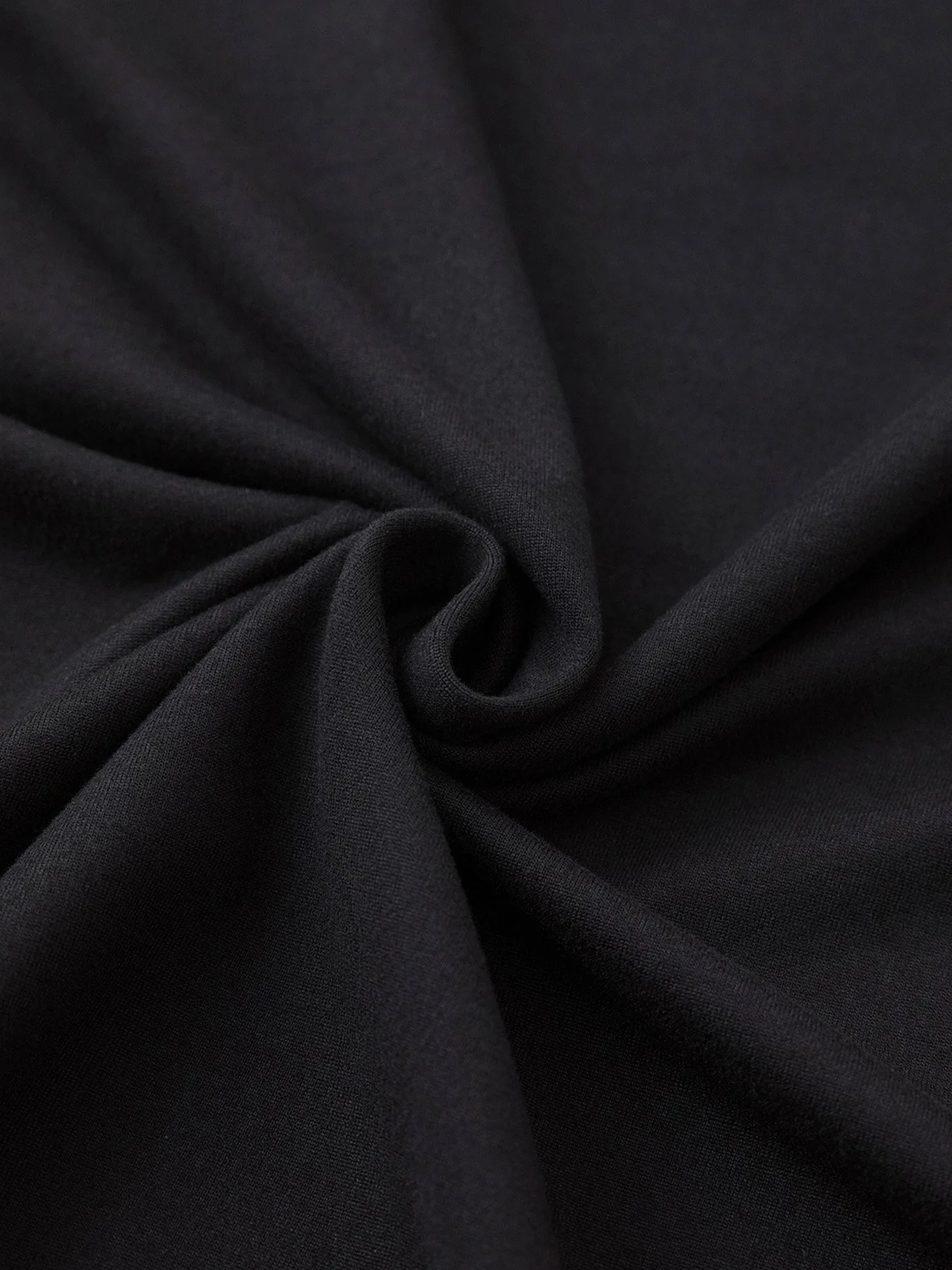 T-shirt grafica casual "Cherries" da donna - T-shirt girocollo nera a maniche corte con ciliegie rosse e design con stampa leopardata