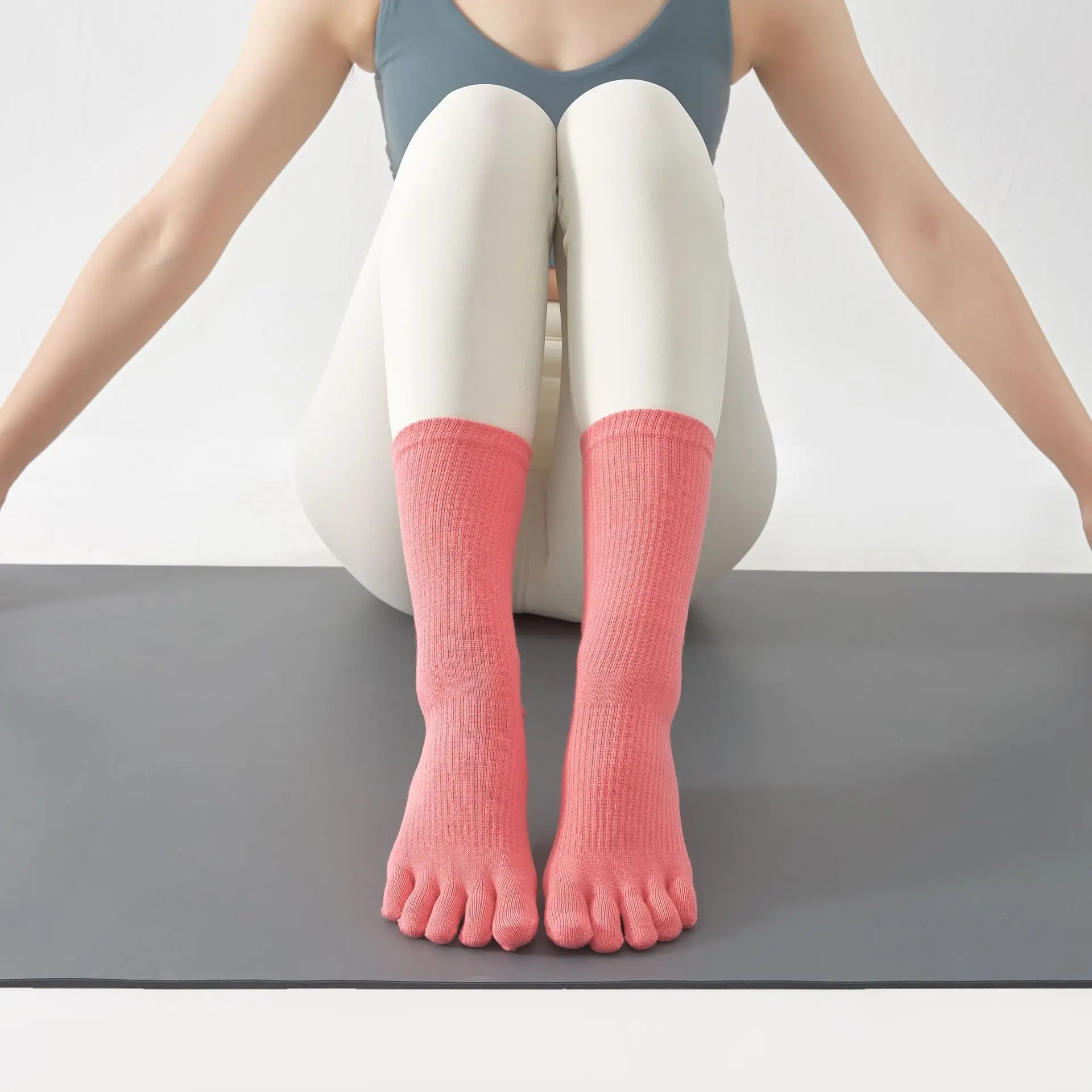 

Professional Non-Slip Yoga Socks Pilates Grip Toe Socks Women Medium Crew Length Breathable Workout Socks for Ballet Tabi Socks