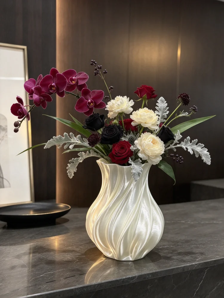 Mini-Sized Pearlescent White Swirl Vase, 3D-Printed Small Vessel with Wave Texture, Compact Design That Doesn'T Take up Much Space on the Table, Suitable for Small Apartments and Narrow Storage Areas. the Flowing Three-Dimensional Texture Enhances the Detail and Sophistication. the Creamy White Color Is Versatile and Can Be Used in Various Home Decor Styles. It Can Be Placed on a Washbasin Side Table, Desk, or Shelf, and Is Ideal for Holding Small Flower Bouquets or for Individual Decoration. It Can Also Create a High-End Feel in Small Spaces
