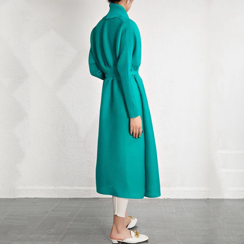 HKSH Autumn Winter New Women Long Trench Coat Turn-down Collar Sashes Pleated Casual Thin Jacket Temperament Windbreaker HK12026