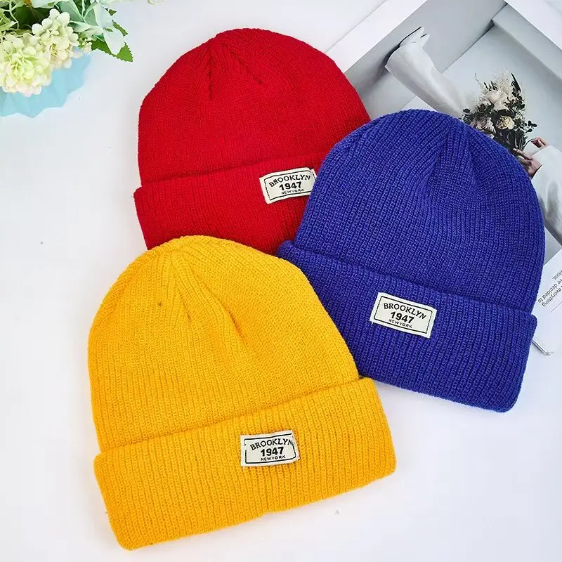 Thick-cushioned solid-colored casual hat with a simple cold-weather design warm and cozy knitwear