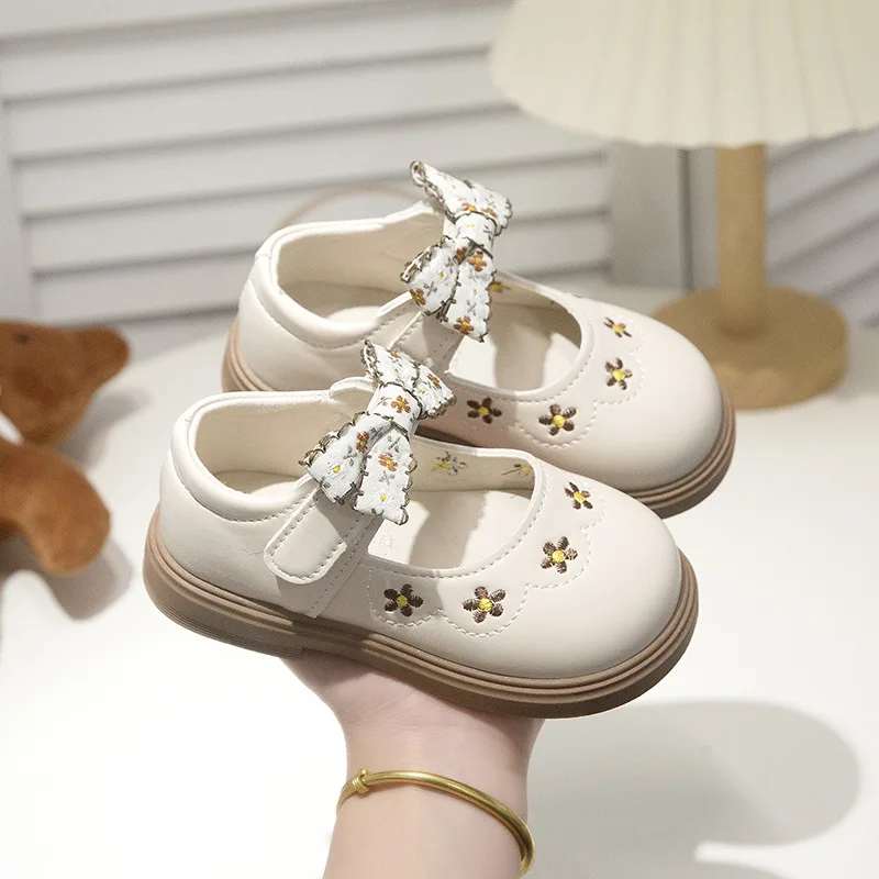 2026 Spring Autumn Girls Embroidered Princess Dress Shoes Soft Non Slip Flat Kids Fashion Daily Walking Leather Shoes Comfort