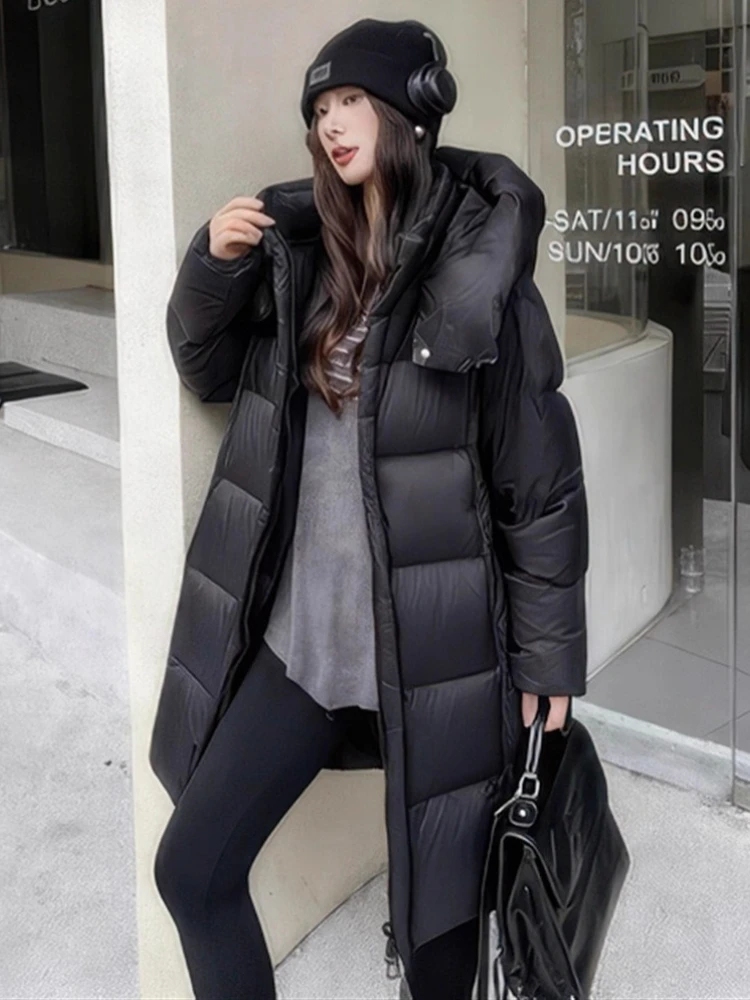 سترة نسائية شتوية جديدة متوسطة الطول لعام 2025 سترات كورية فضفاضة وسميكة ودافئة ومقاومة للبرودة موضة 90 معطف منتفخ على شكل بطة بيضاء