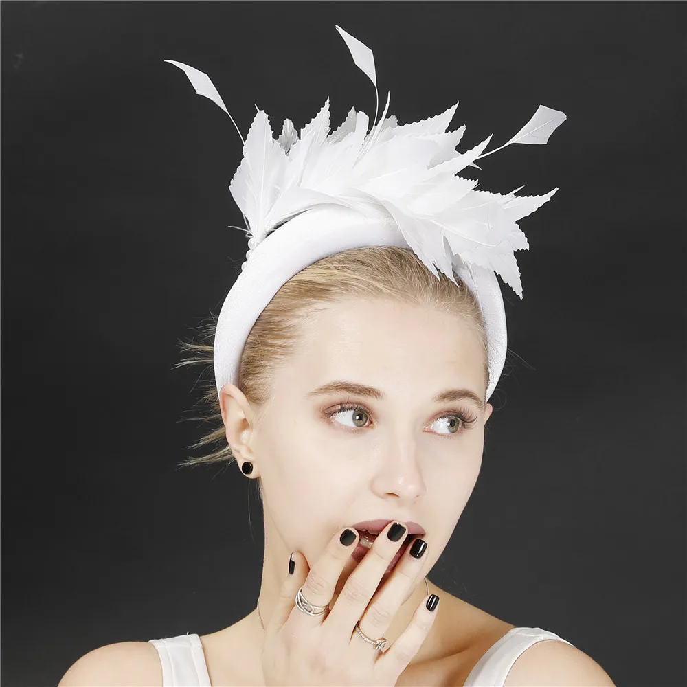 Nowa urocza ślubna opaska ślubna z piórami fascynatory akcesoria do włosów eleganckie kobiety pokaż imprezowe nakrycia głowy nakrycie głowy koktajlowe