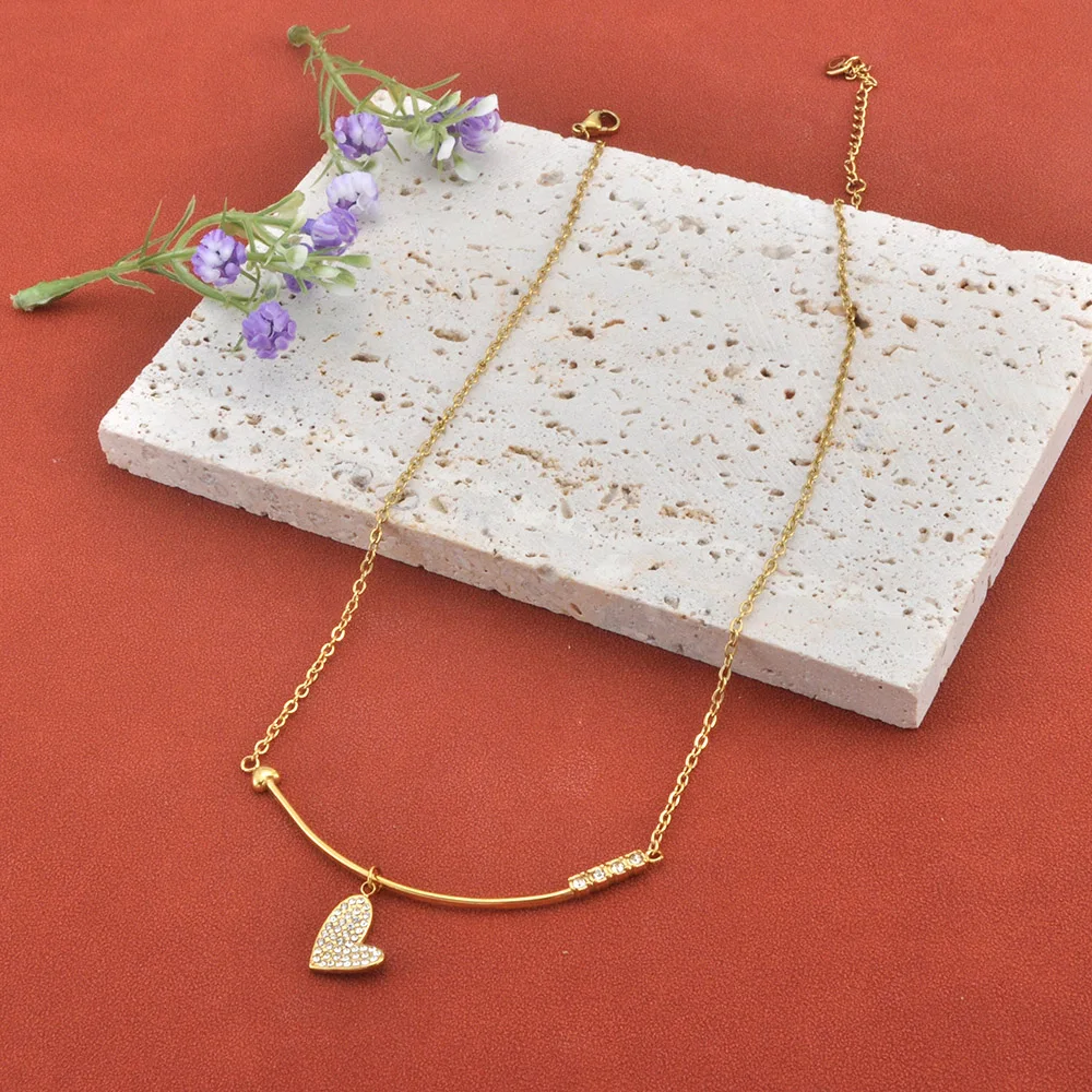 Lokaer Stilvolle Halskette mit Pfeilen und Herz-Anhänger aus Edelstahl mit Zirkon für Damen, 18 Karat vergoldet, hochwertiger Schmuck N25203