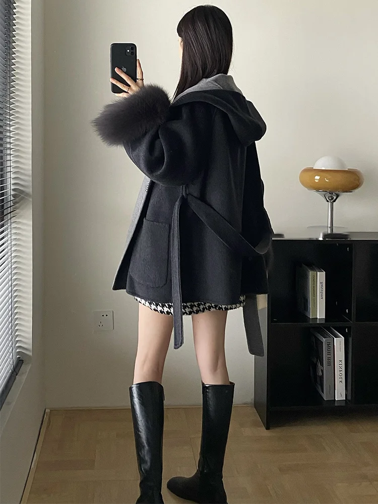 เสื้อโค้ทผู้หญิงฤดูใบไม้ร่วงฤดูหนาวปี 2025 ผ้าแคชเมียร์ผสมขนสัตว์แท้ แต่งปลายแขนด้วยขนจิ้งจอกธรรมชาติ พร้อมเข็มขัด ทรงเข้ารูป เสื้อคลุมสำหรับผู้หญิง