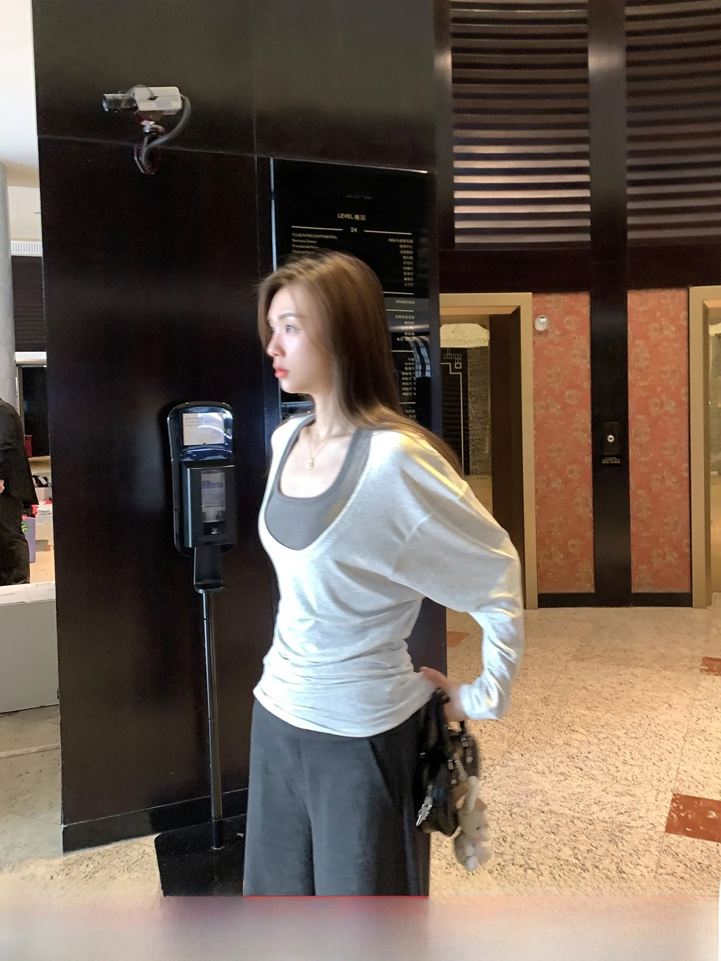 

Креативный цветной жилет Cactiop с нагрудными вставками и длинными рукавами, женский комплект из двух предметов с эффектом многослойности и утяжкой на талии