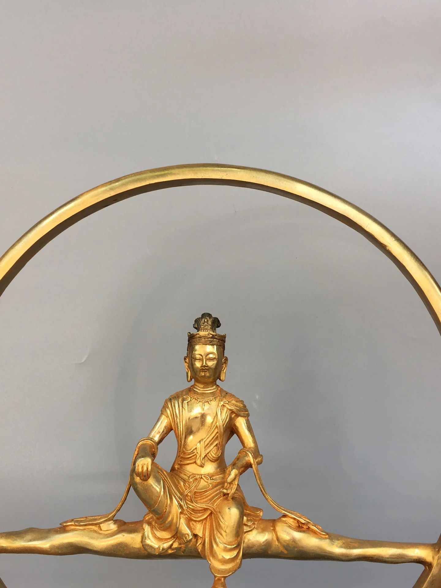 A finely crafted gilt copper statue of the Bodhisattva Avalokiteshvara, with a rich patina.),Free shipping
