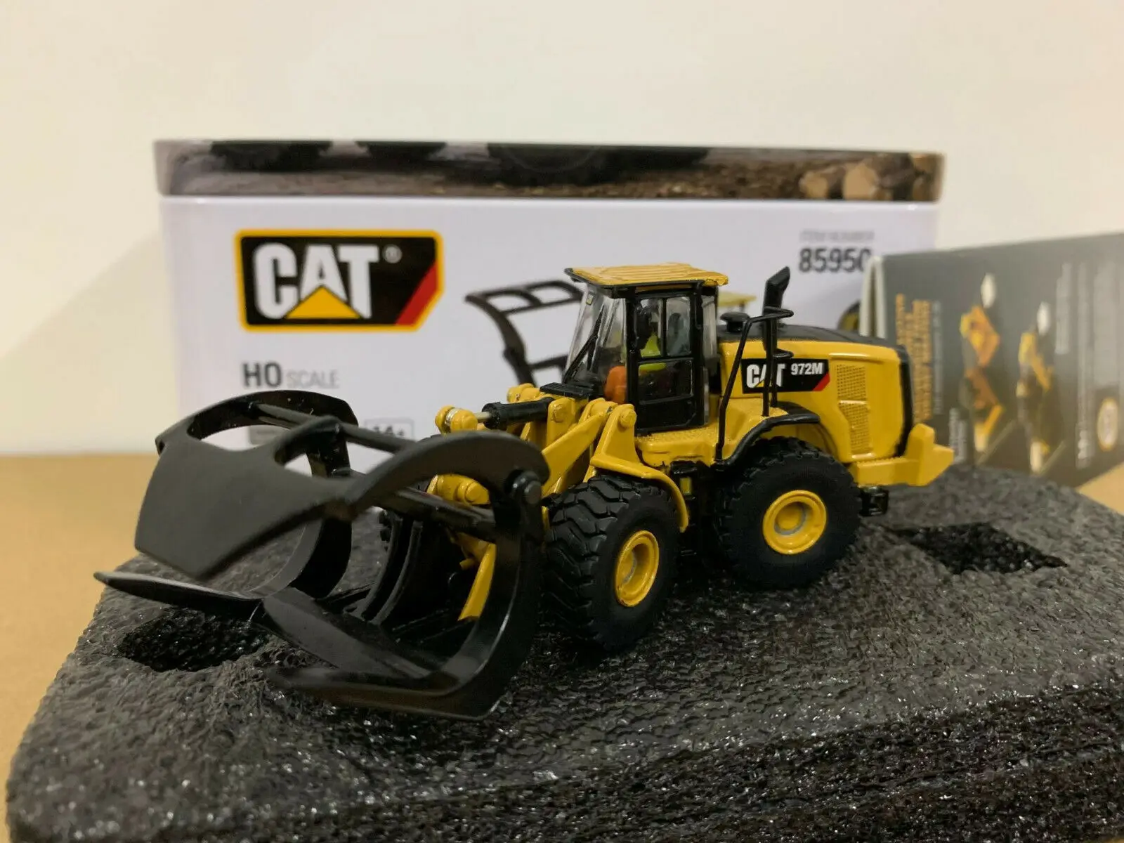 972M Wheel Loader With Log Fork 1/87 HO Scale Diecast Masters 85950