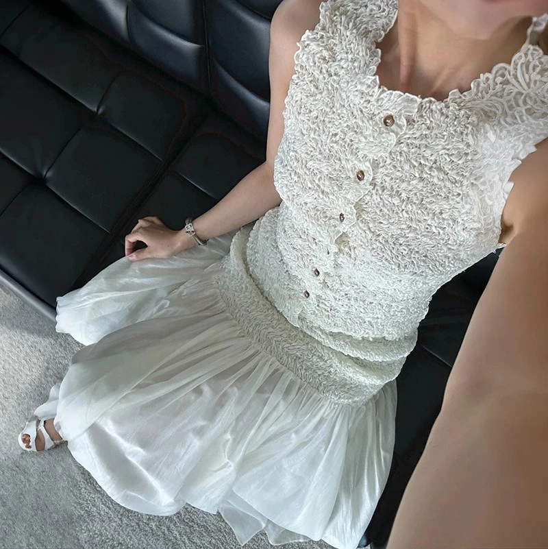 

Женский белый элегантный костюм-двойка с жилетом без рукавов, однобортным верхом или эластичной юбкой.