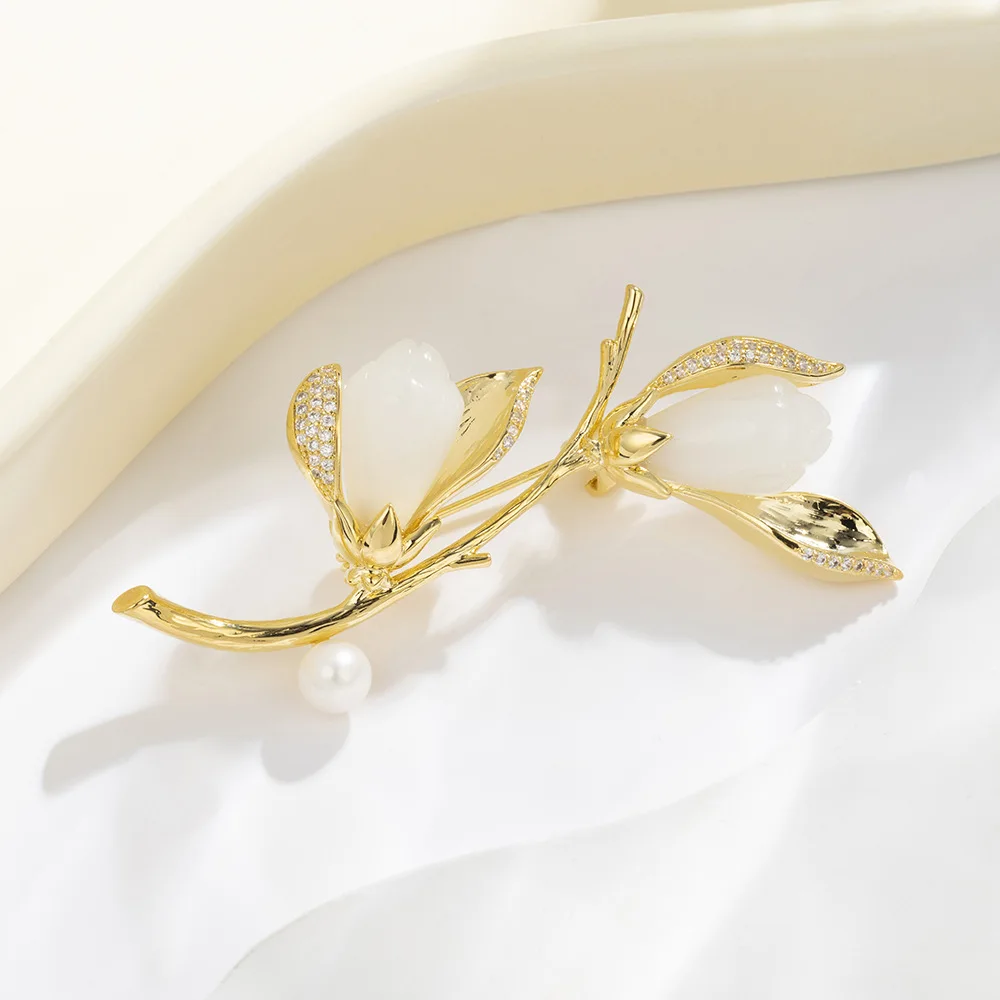 Brooch Magnolia White Enamel Flower Pin Gold Tone Alloy Rhinestone Elegant Women Suit Pin Small Lightweight Accessory