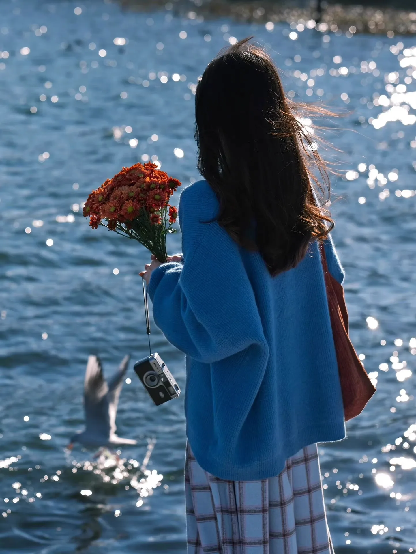 เสื้อคาร์ดิแกนถักเปิดไหล่ทรงหลวม สีน้ำเงินไคลน์ รุ่น V-Ne สำหรับผู้หญิง เนื้อผ้านุ่ม สวมใส่สบาย ทรงยาว ปกติ