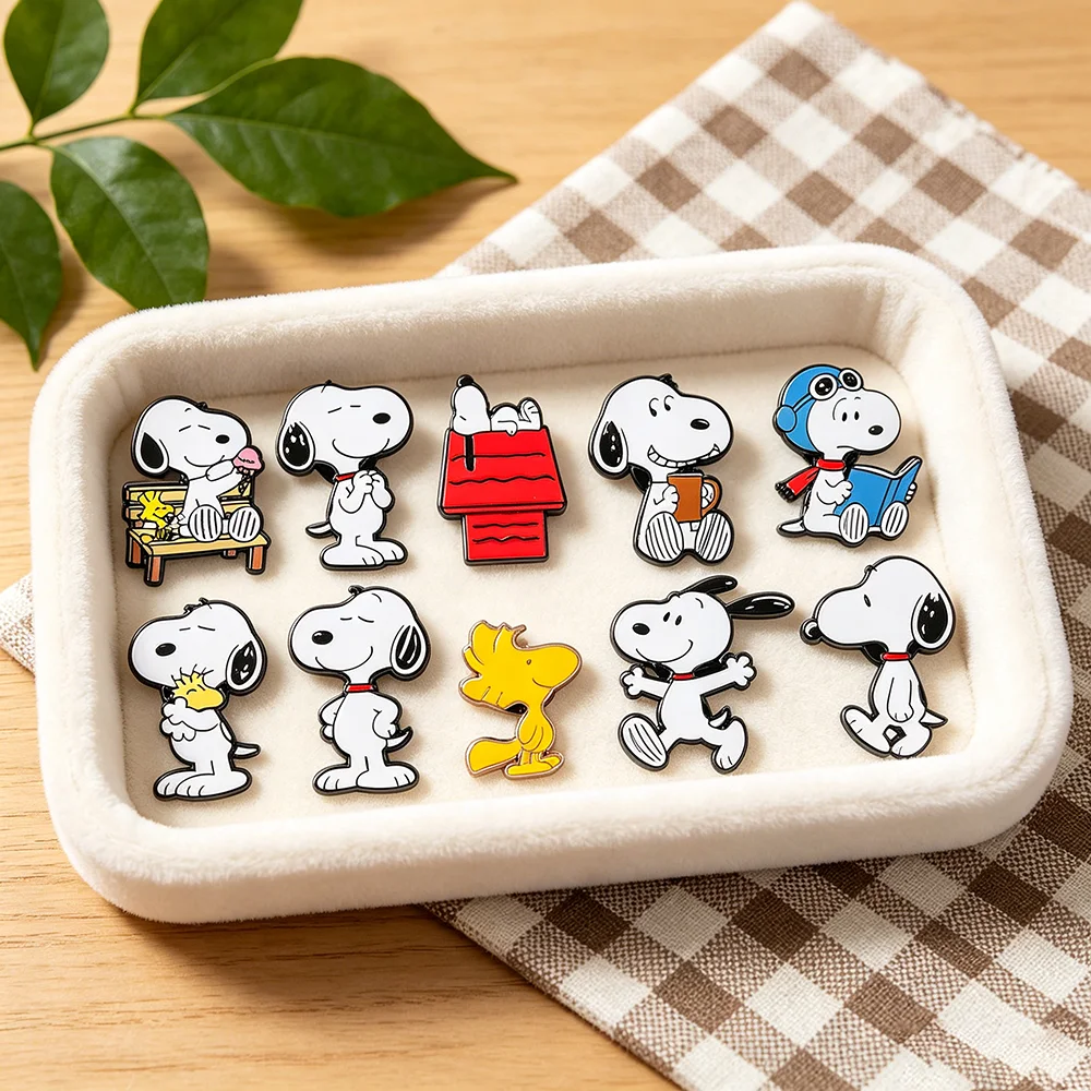 10 Stück Snoopy Woodstock Cartoon Emaille-Broschen, klassische Hunde-Anime-Anstecknadeln, DIY-Rucksack-Kleidungsdekoration, Geschenk für Fans