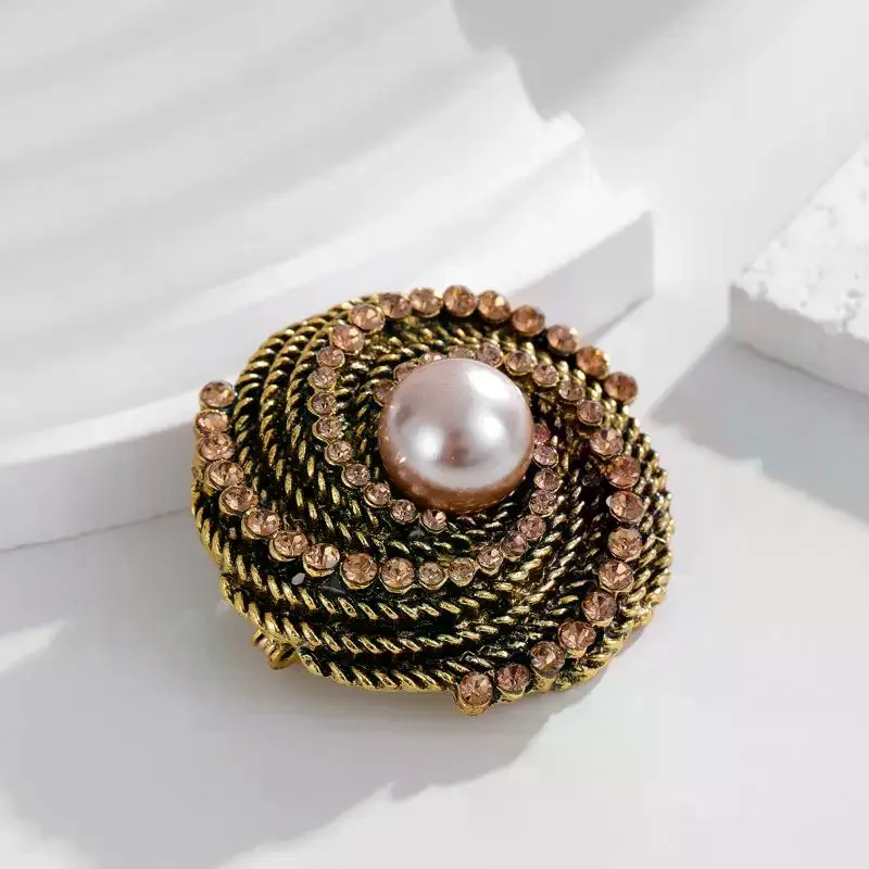 Retro Leaf Pearl Brooch Pin With Embedded Diamonds Elegant Fashionable Jewelry Accessory Pin Brooch