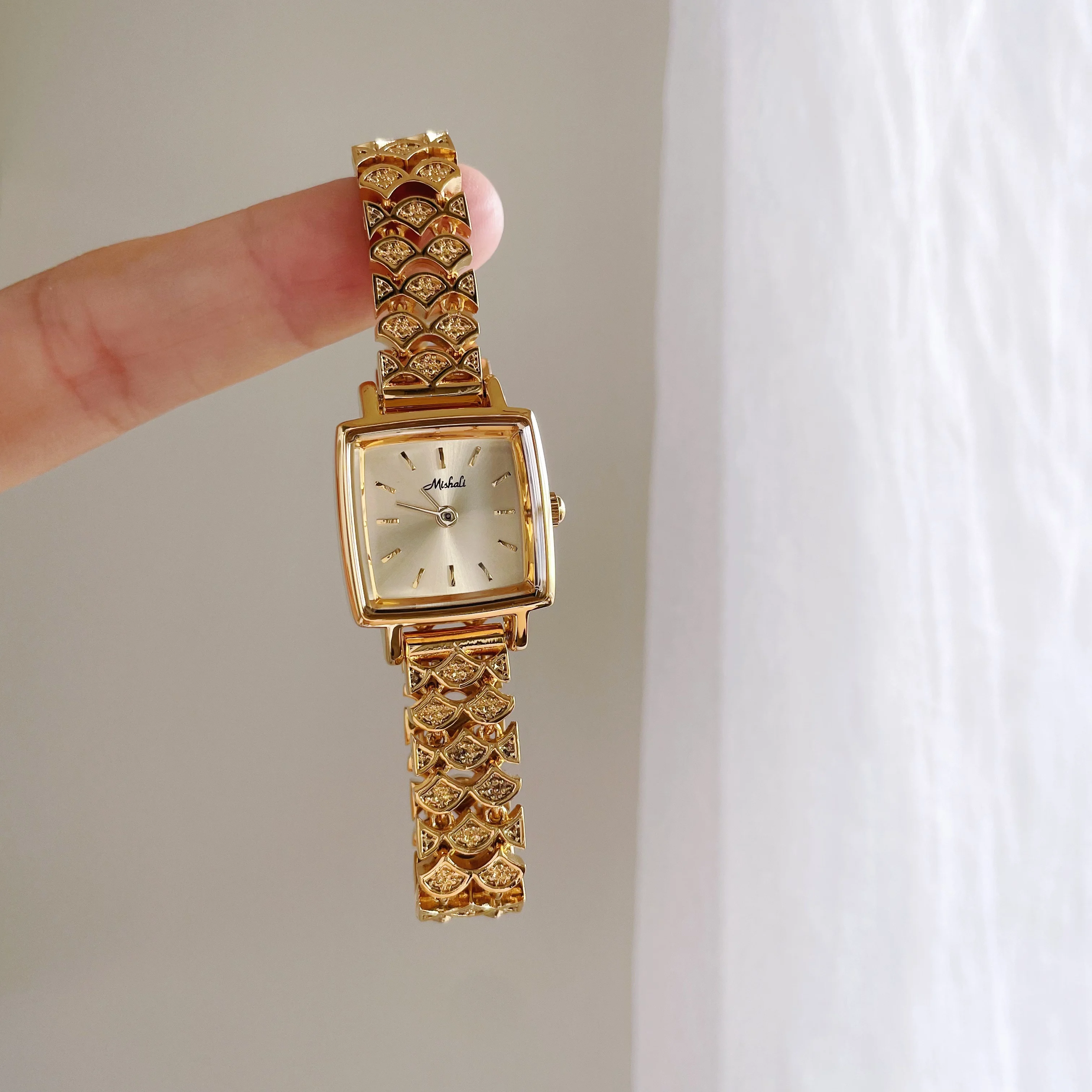 

Stylish quartz wristwatch, minimalist square fish-scale design, luxurious gold bracelet style for women, an unusual watch.