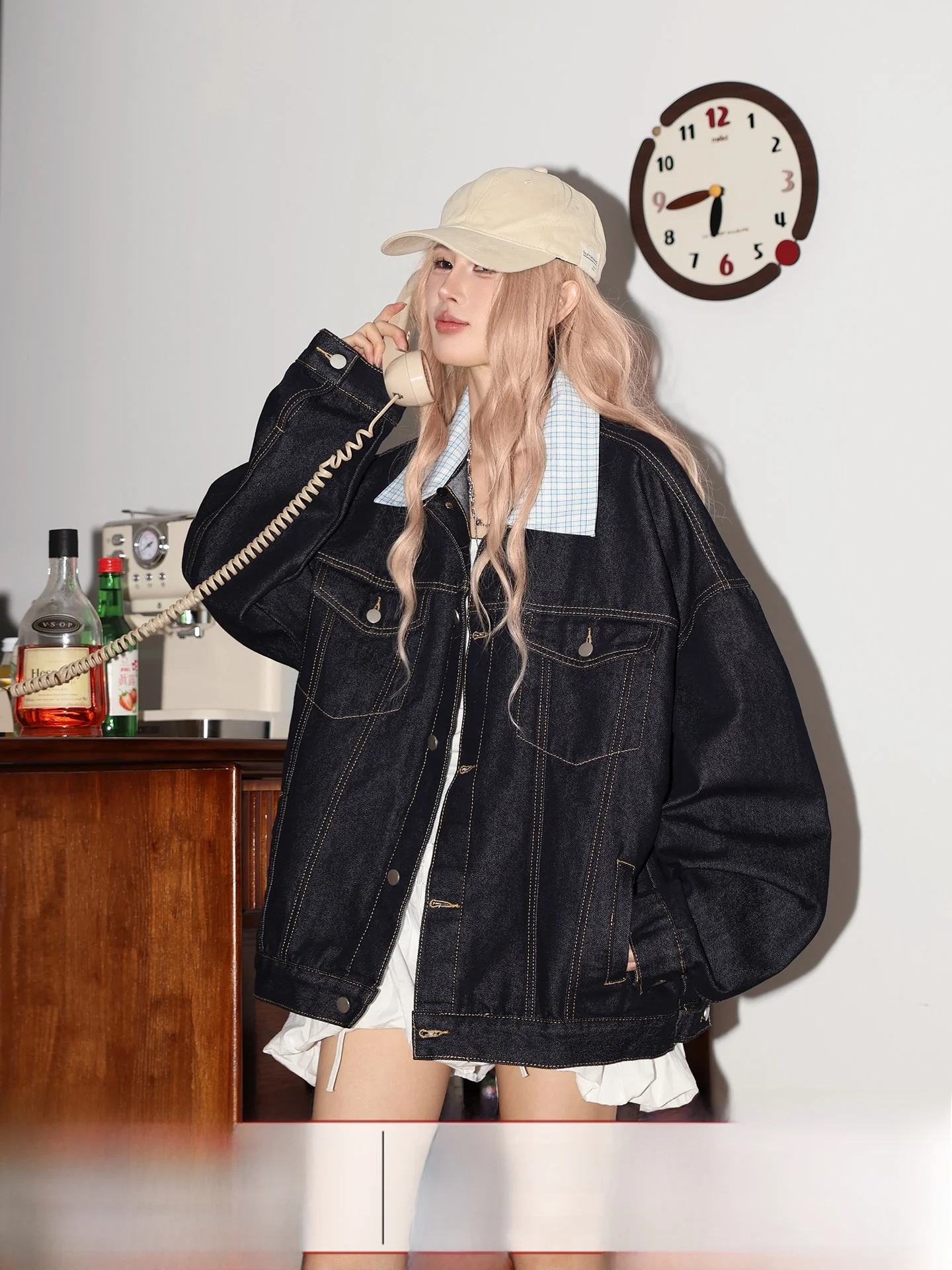 

Американская повседневная джинсовая куртка из хлопка для женщин, короткое пальто с отложным воротником, универсальная модель для весны и осени, прямой крой.