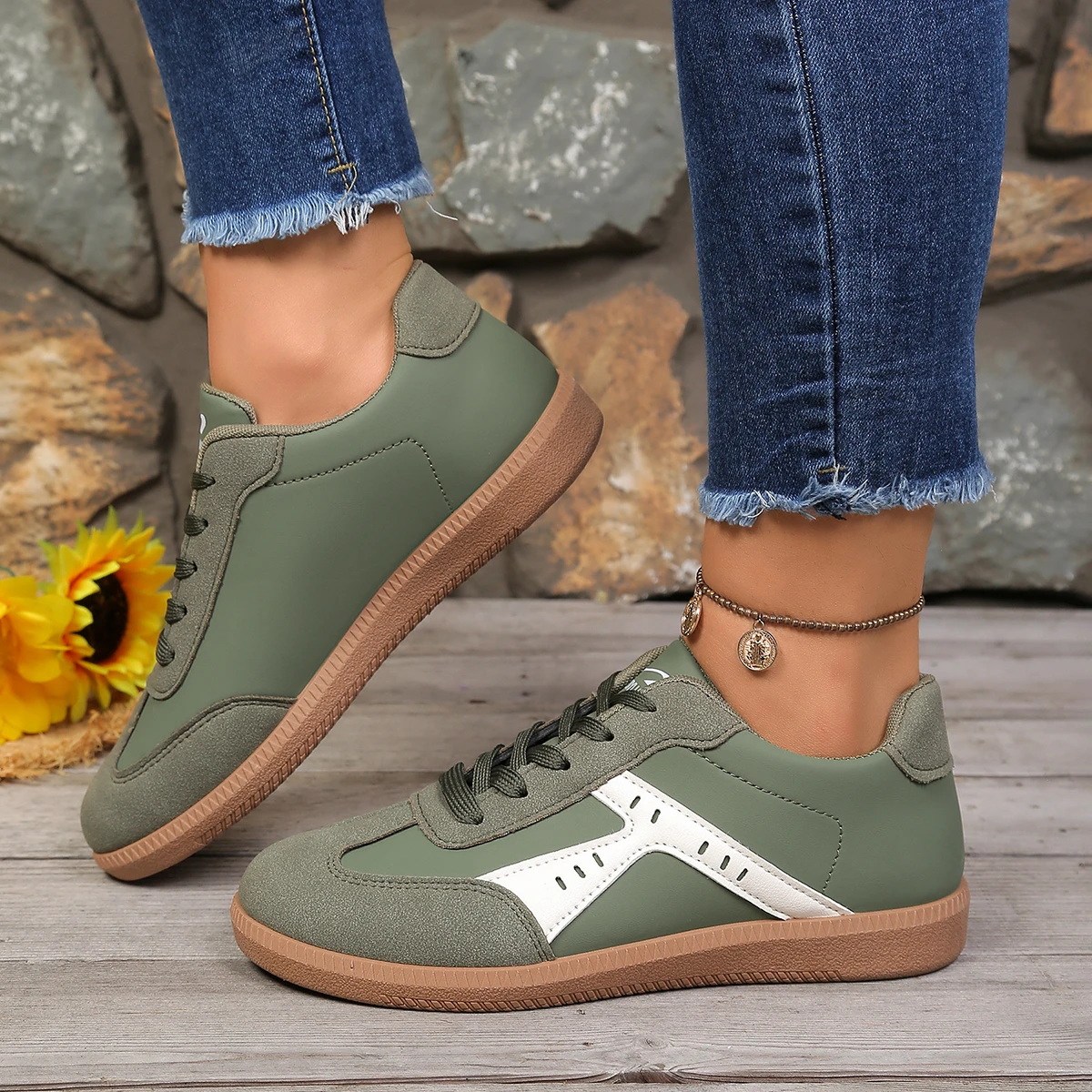Women Contrast Color Flat Sneakers Soft Sole Lace-Up Walking Shoes Lightweight Comfortable Shoes Women Low-Top Fashion Sneakers