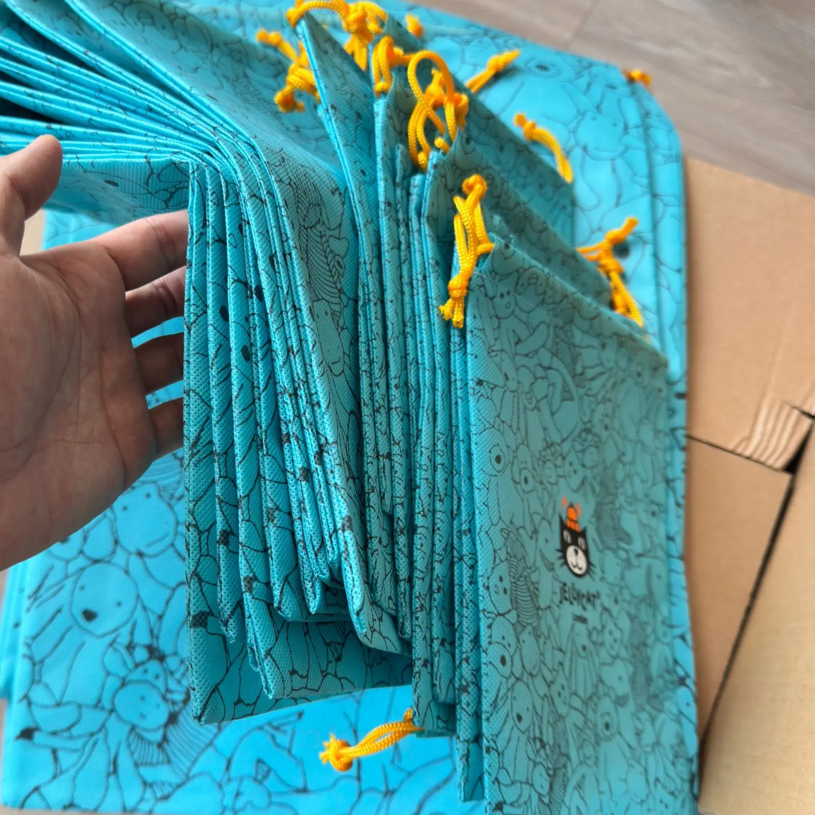 Jellycat Nuova vendita calda in magazzino Sacchetto per la polvere blu, sacchetto regalo per giocattoli di peluche per gatti, regalo in tessuto non tessuto, sacchetto per imballaggio, regalo