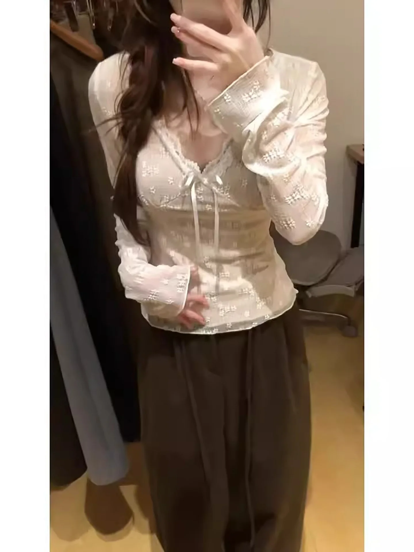 Top Único com Detalhes em Renda e Decote em V para Mulheres, Ajuste Slim para Outono e Inverno, Manga Longa Francesa