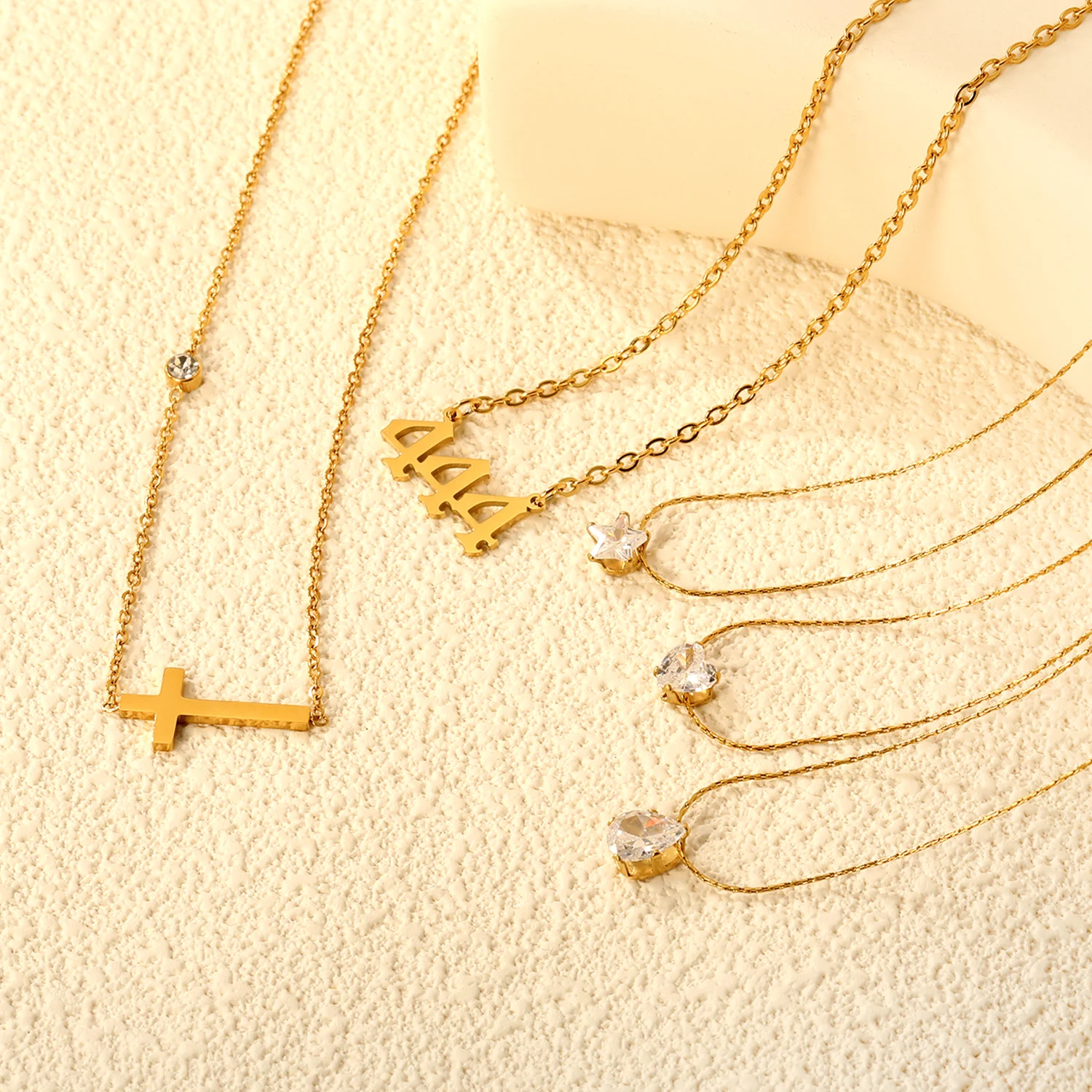 Minimalistische Mode-Anhängerkette aus Edelstahl, Vergoldet, Tägliches Accessoire, Luxuriöser Eleganter Schmuck, Geschenk für Frauen