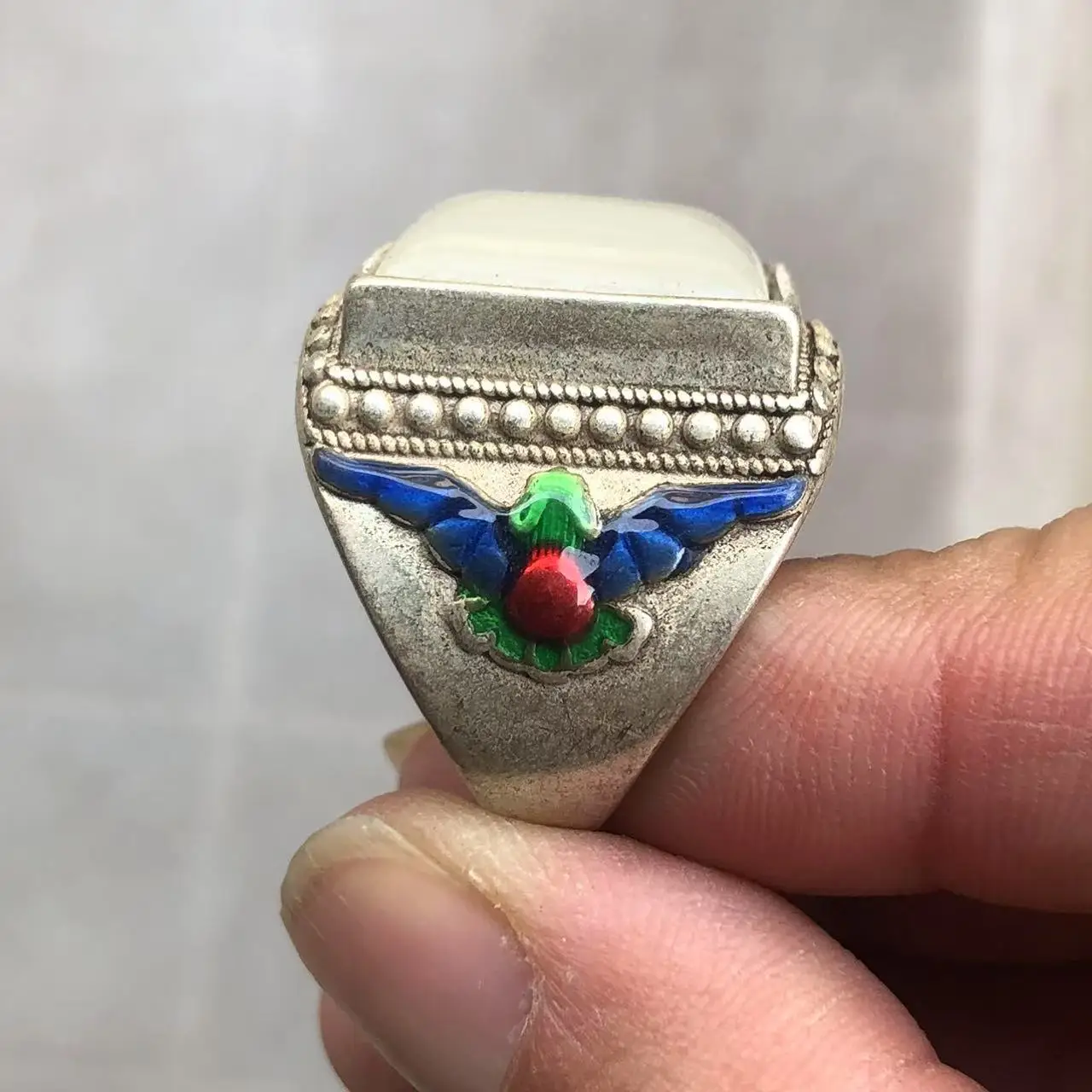 Vintage Cloisonné Emaille Silber Siegelring mit großem quadratischem roten Edelstein – Ethno-chinesischer Herren-Statement-Retro-Fingerschmuck – Detail 8