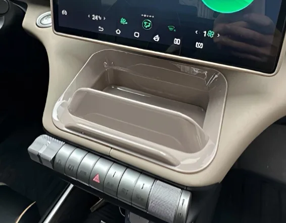 Unter-Bildschirm-Aufbewahrungsfach mit Handyhalterung für BYD Dolphin Modelle 2023–2025 – Mittelkonsolen-Ablage und Autozubehör – Detail 2