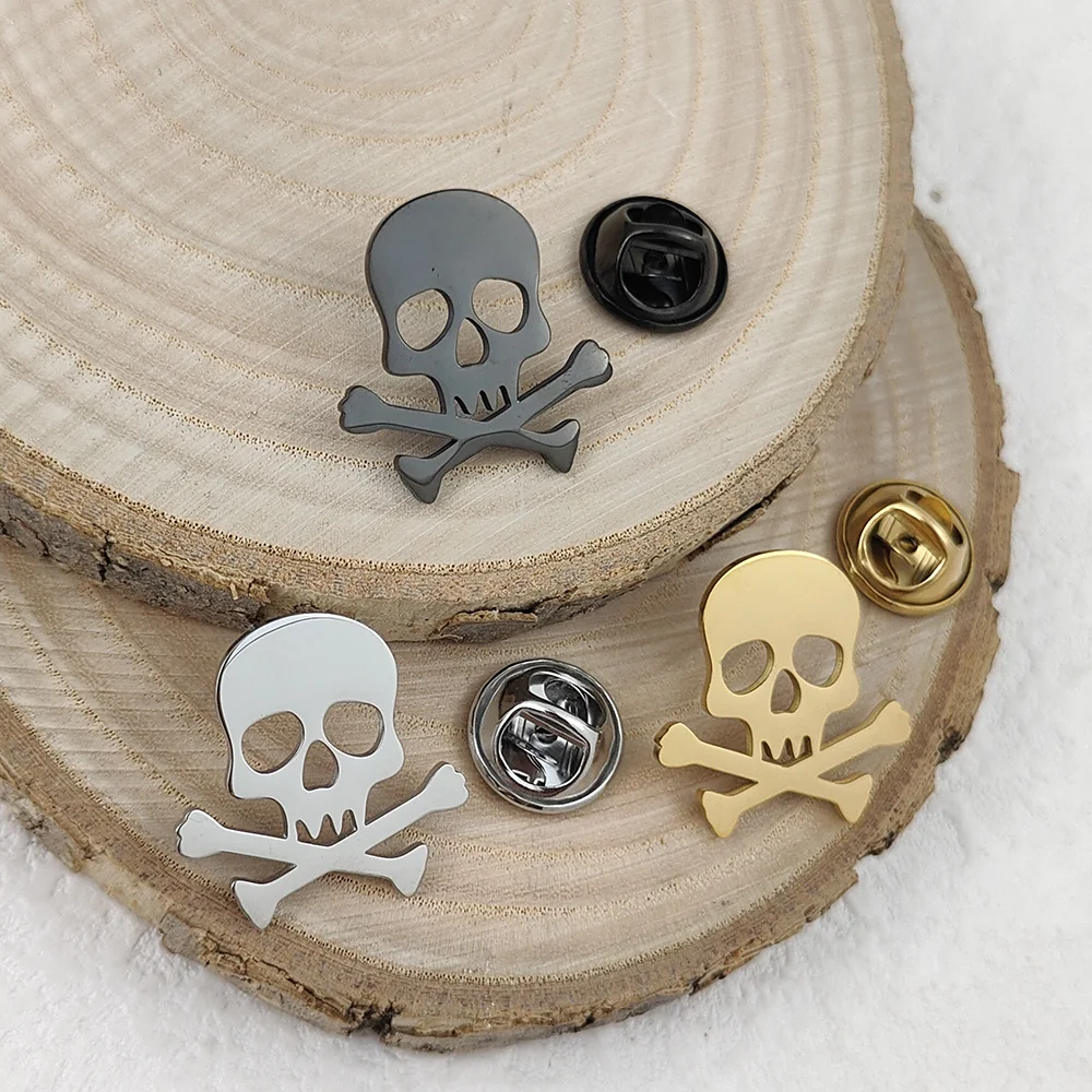 

Classic pirate skull men's lapel pin, 316L stainless steel gold-plated badge, black brooch for suit accessories, Halloween gift
