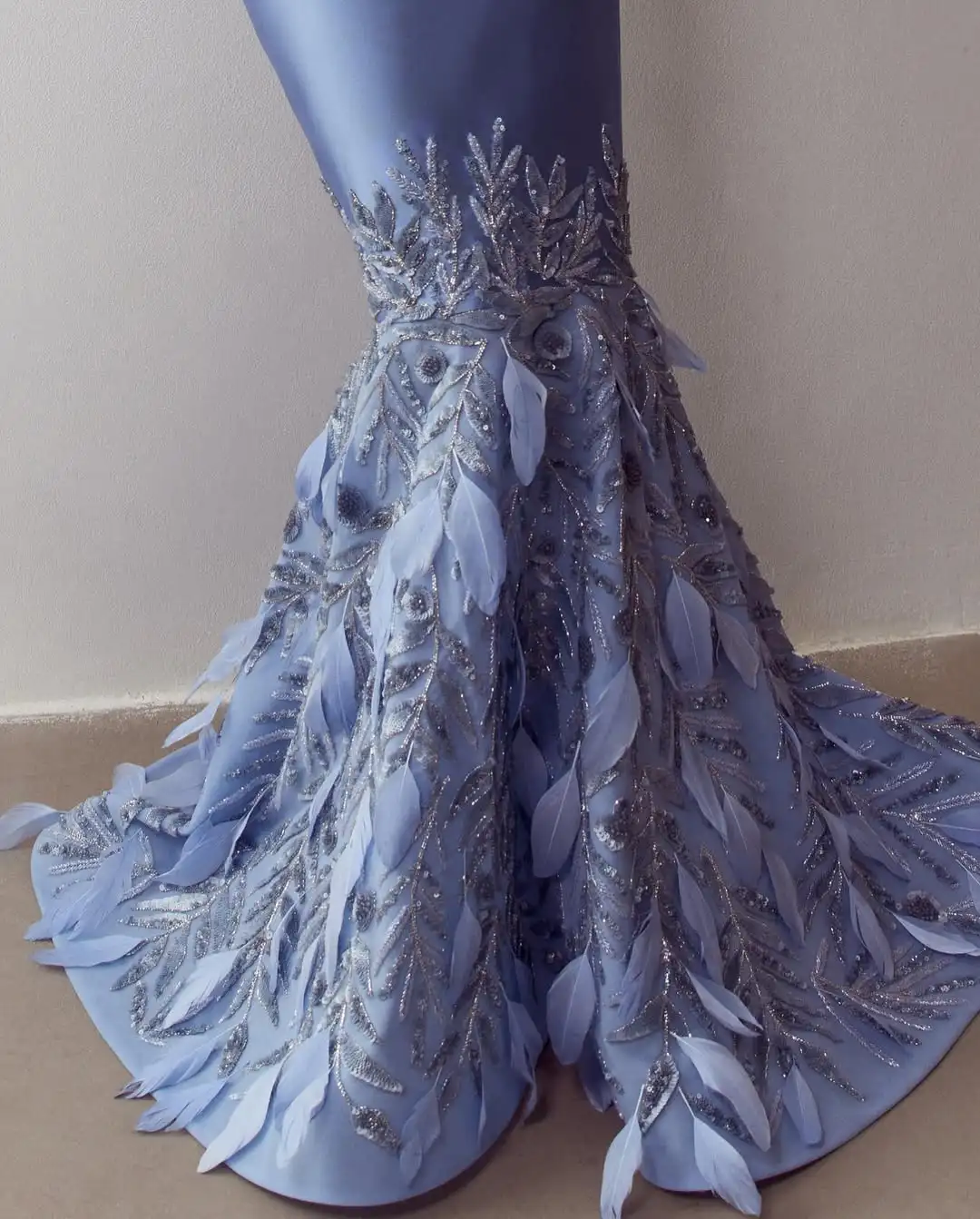 Aangepaste elegante luxe avondjurken 3D bloemen trompet satijn strapless gala vloerlengte pailletten bladeren rits feest