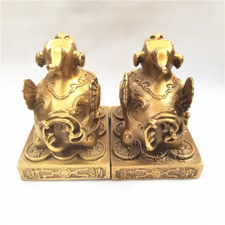 A pair of Feng Shui ornaments and decorations made of copper strips, diamonds, and Pixiu handicrafts attract wealth and fortune