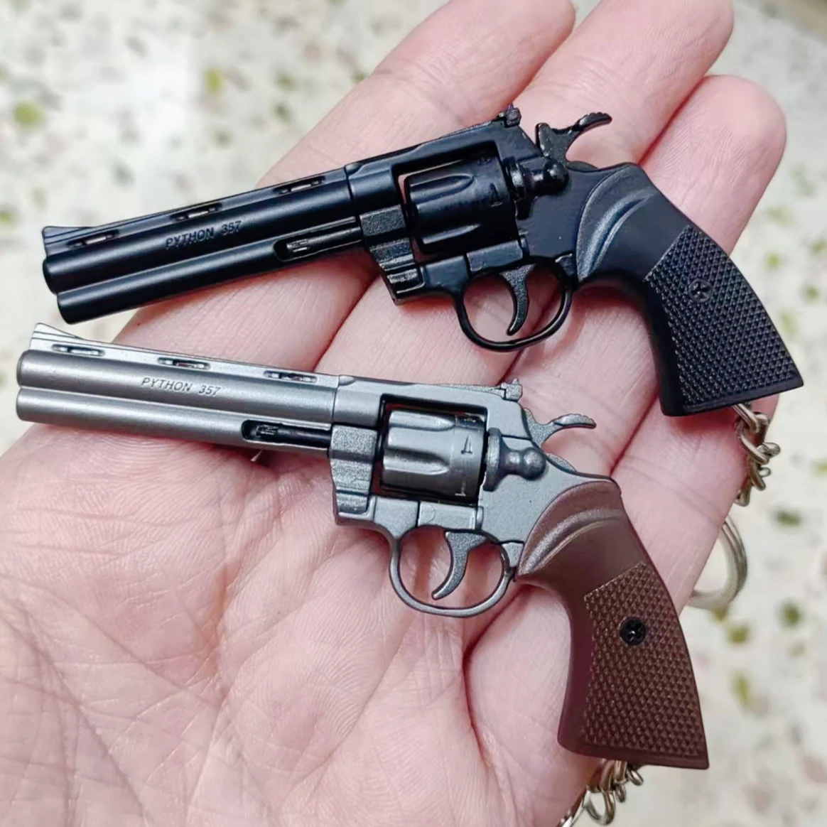 1:3 Mini Revolver Pistol G17 Desert Eagle Model Detachable Alloy Toy Gun Keychain Pendant Ornaments For Adult Boys Gift