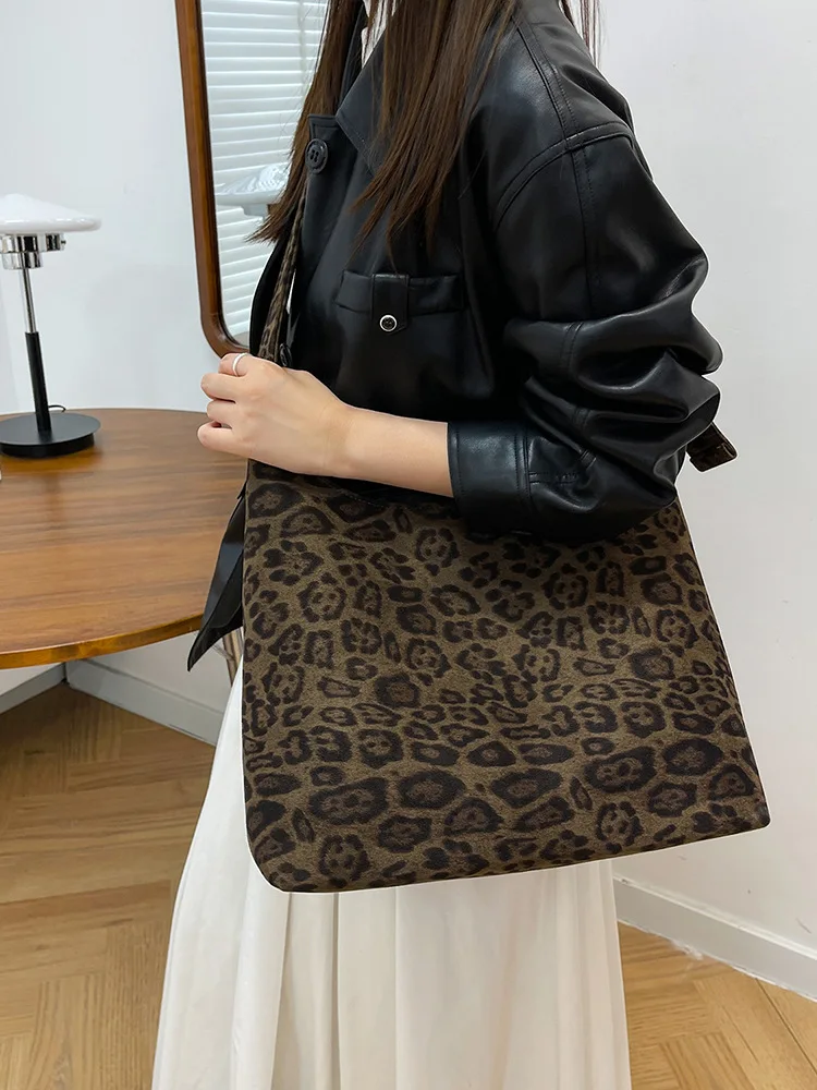 

Большая сумка через плечо из оленьей кожи, новинка 2025 года, осенне-зимняя женская сумка-кроссбоди, вместительная сумка через плечо с матовой текстурой.