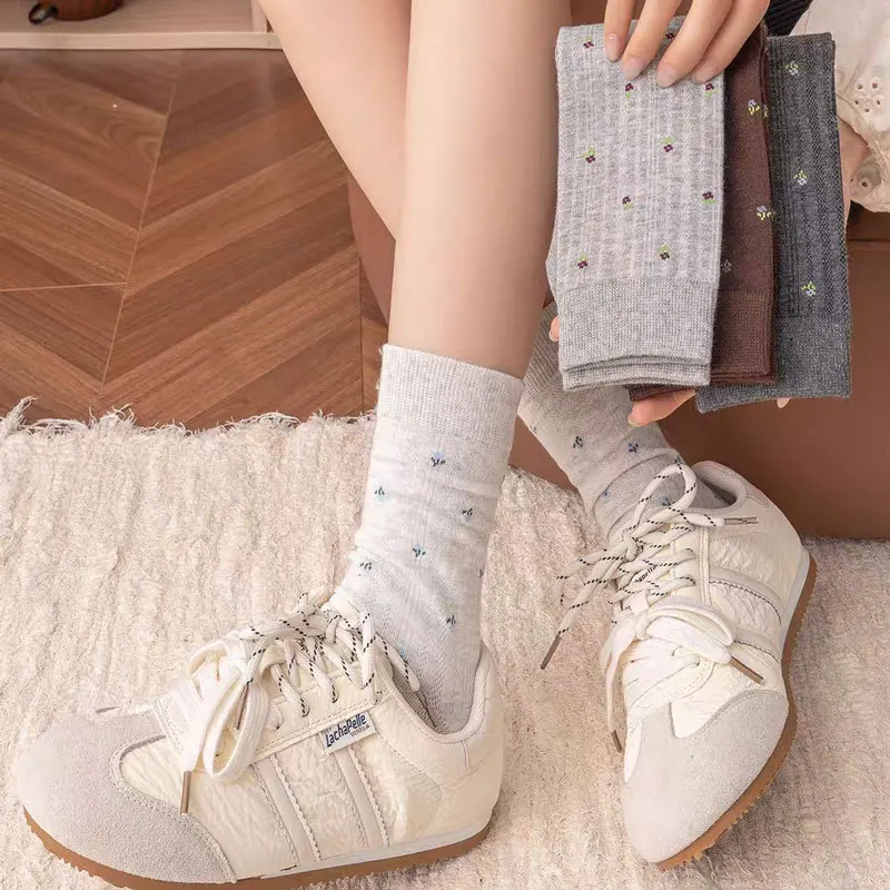 1/4 paar Frauen Herbst Winter Kleine Blumenmuster Mitte Rohr Socken Retro Modische Maillard Stil Weiche Bequeme Freizeit Socken – Detail 2