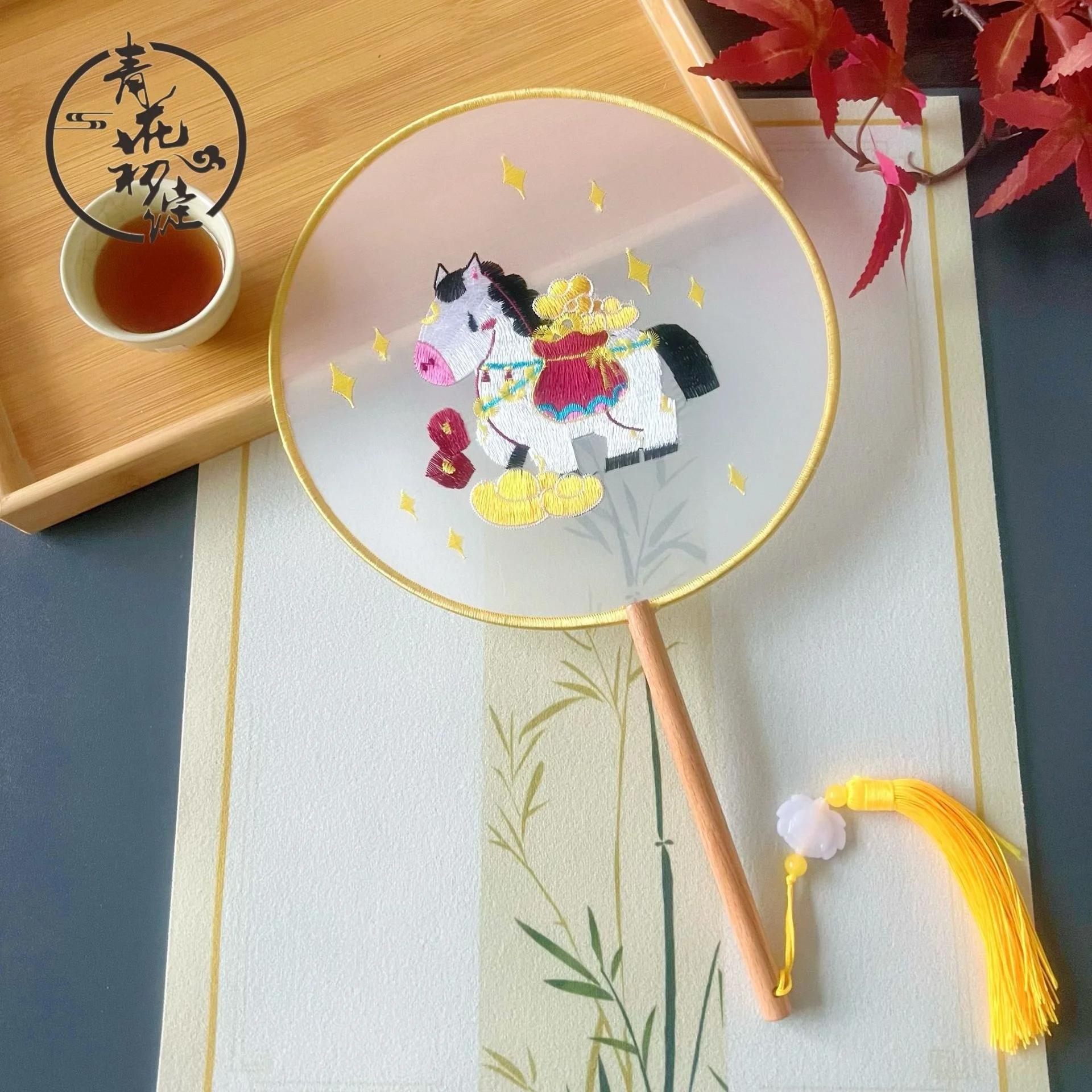 1Pc Classical Chinese Style Chinese Style Fan with Pendant Handheld Embroidery Fan Floral Pattern Round Silk Fan Chinese Wedding