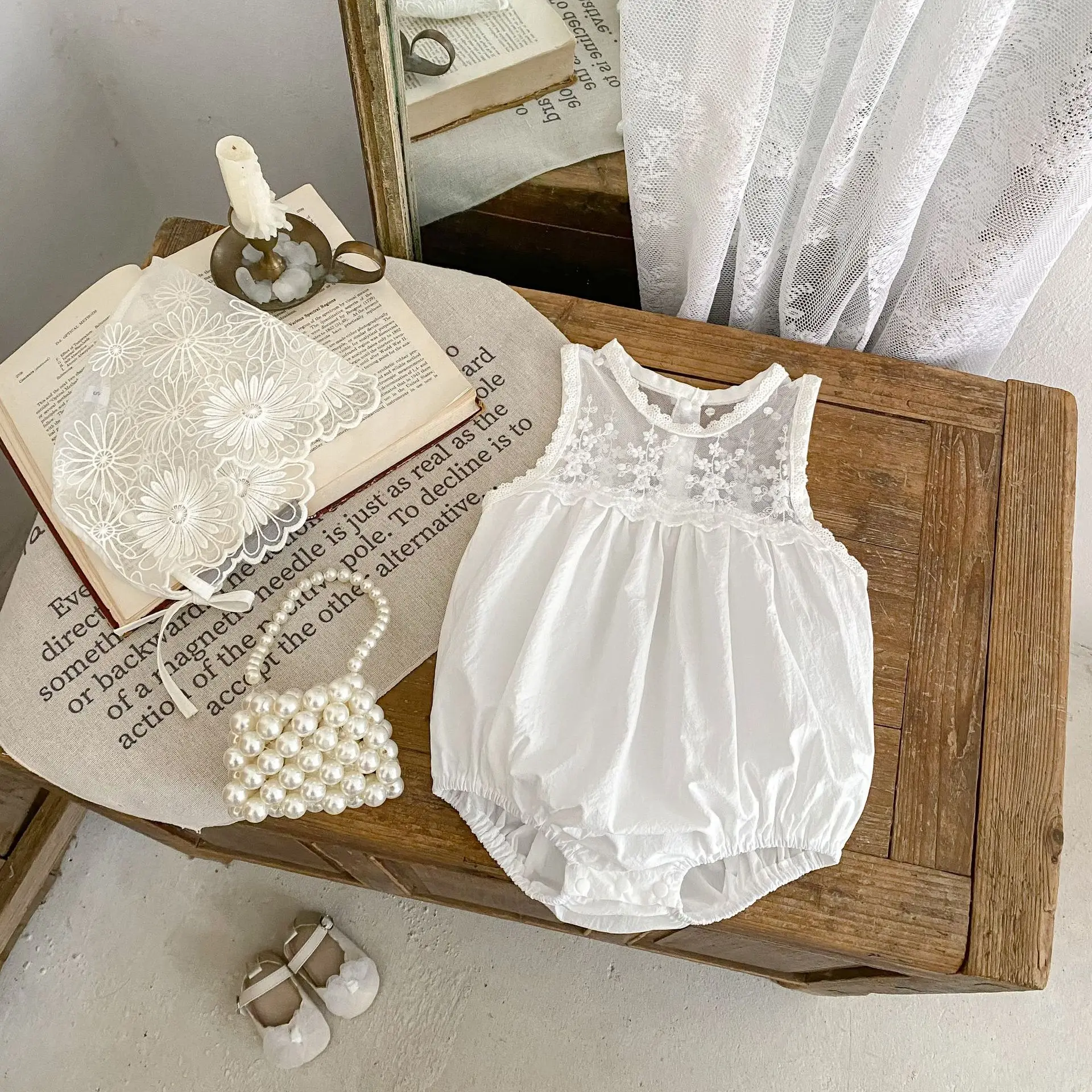 Sommerliche Babykleidung im neuen Stil für 0–3 Jahre, exquisiter und modischer Baby-Spitzenanzug mit Dreiecksoverall