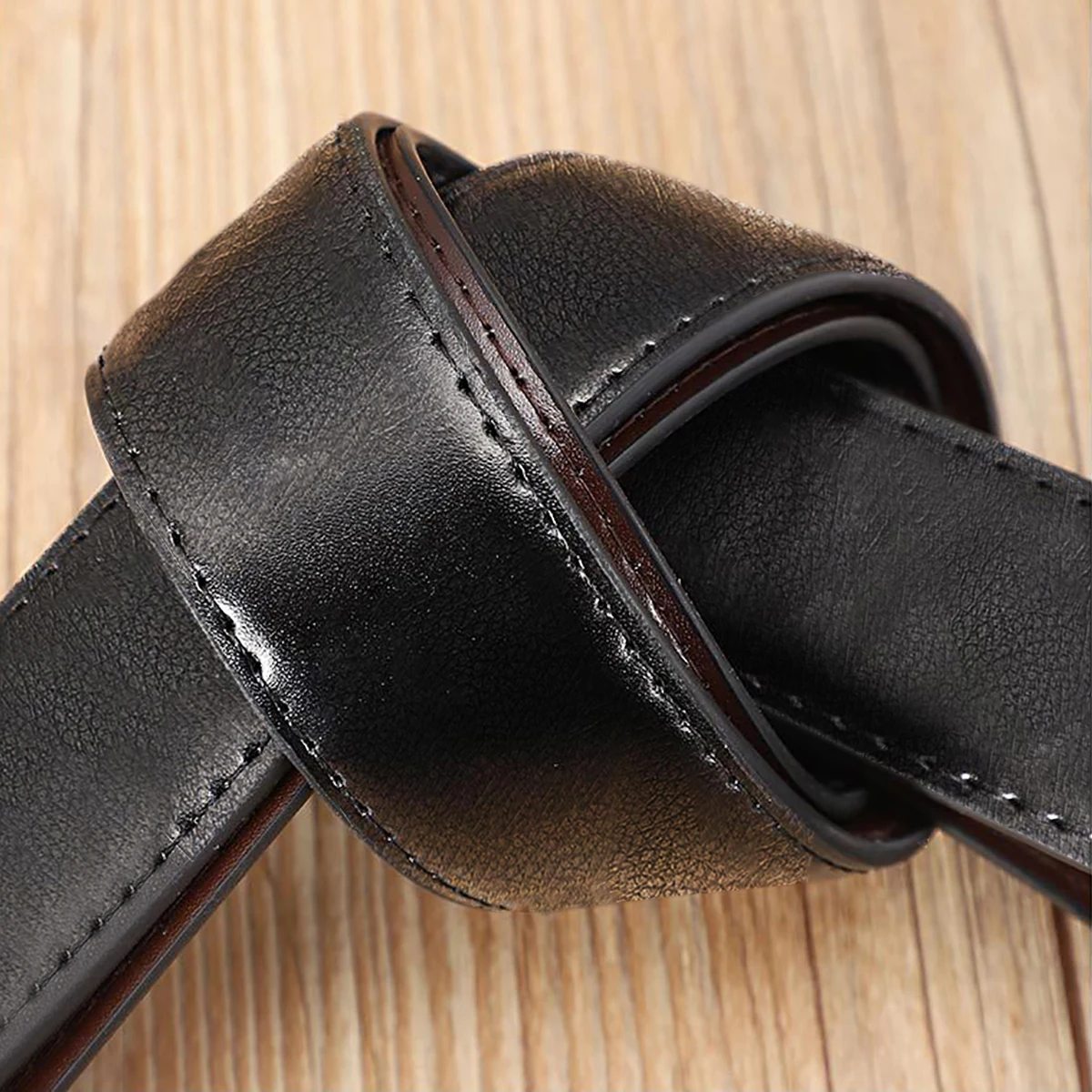 Lussuosa fibbia per cintura automatica da uomo. Alta qualità, durevole e confortevole. Coppia bene con jeans e pantaloni da completo