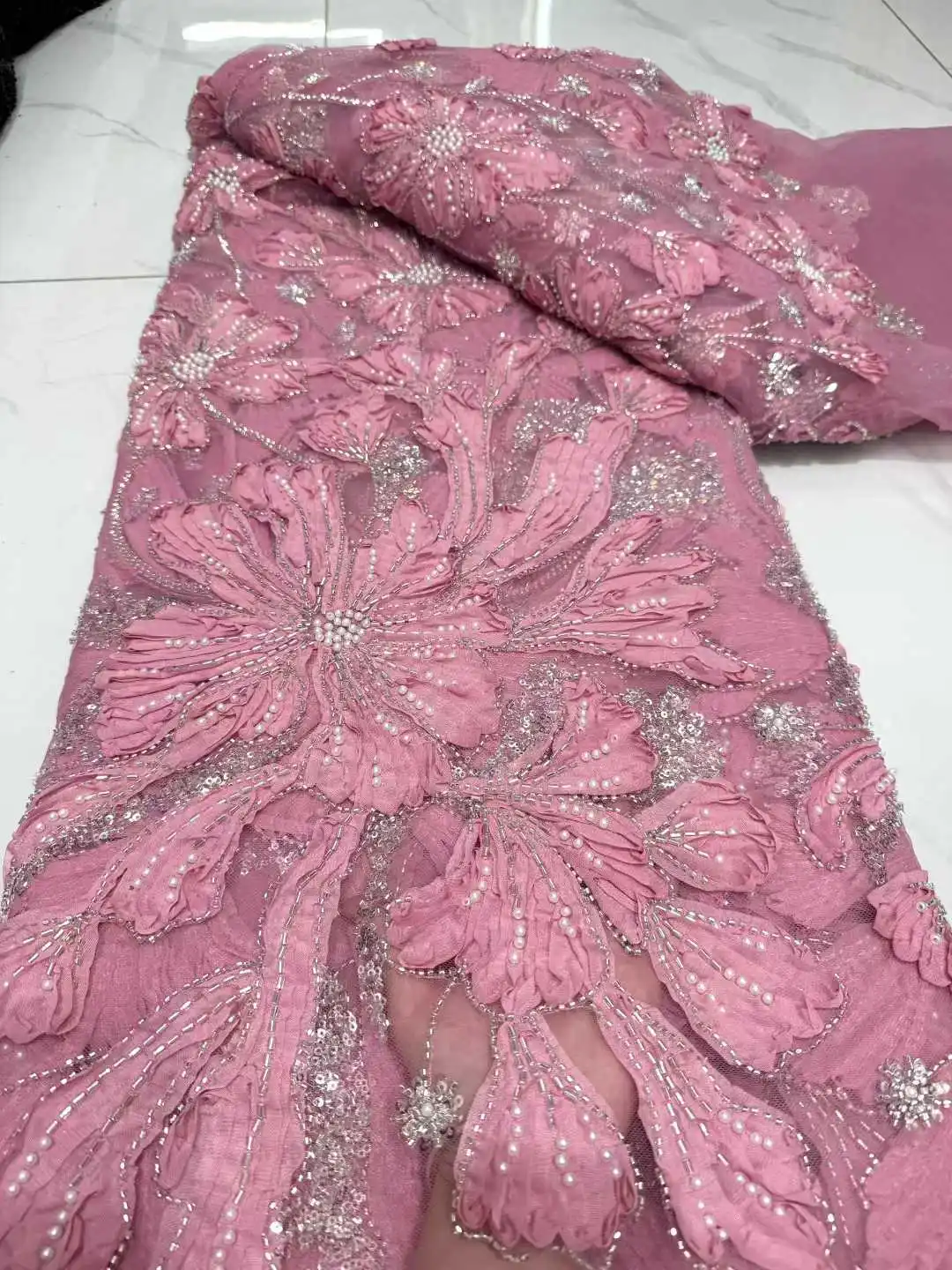 Tessuto di pizzo da sposo ricamato in tulle con fiori africani di moda di alta qualità Tessuto di pizzo con paillettes in rilievo per abito da sposa nigeriano