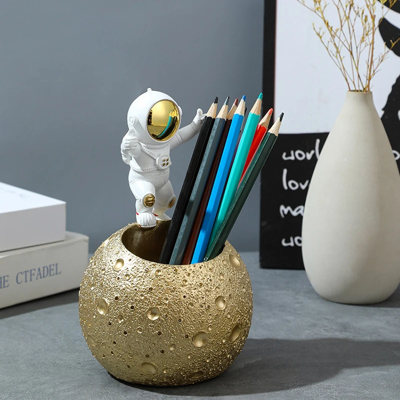 1pcs Resin Desktop Storage Box, Pen Holder, Astronaut Stand, Pencil Holder, Office, Classroom, Perfect Gift