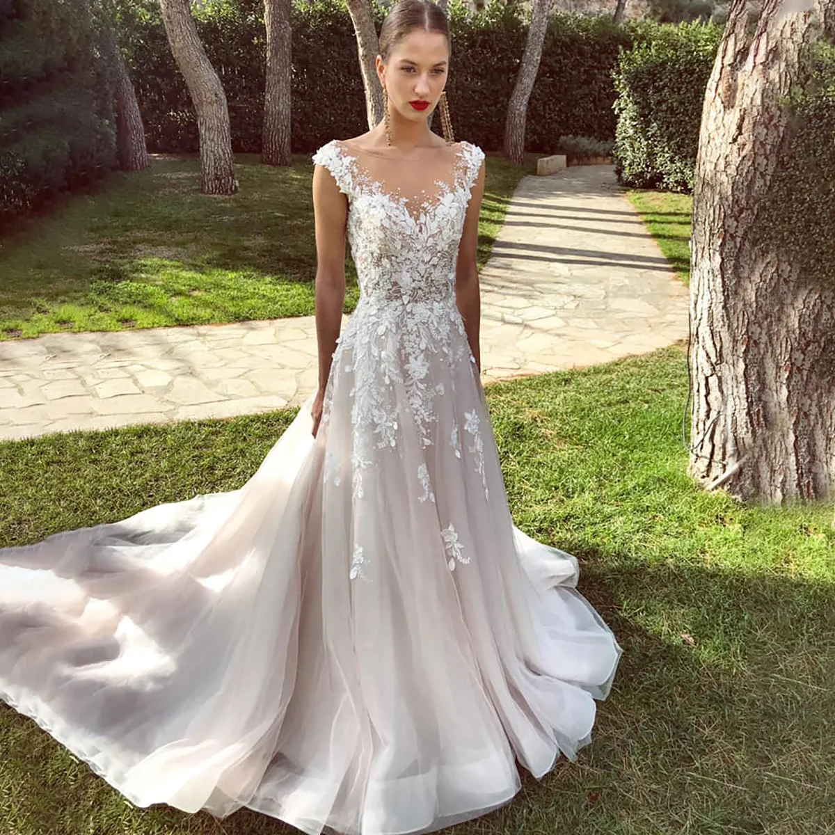 Vestidos de novia de encaje con cuentas 3D de lujo ilusión cuello redondo sin espalda bordado floral tren largo vestidos de novia personalizados