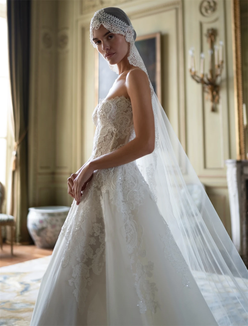 robe-de-mariee-en-organza-blanc-personnalisee-elegante-sans-bretelles-sans-manches-style-boho-ligne-a-avec-traine-court