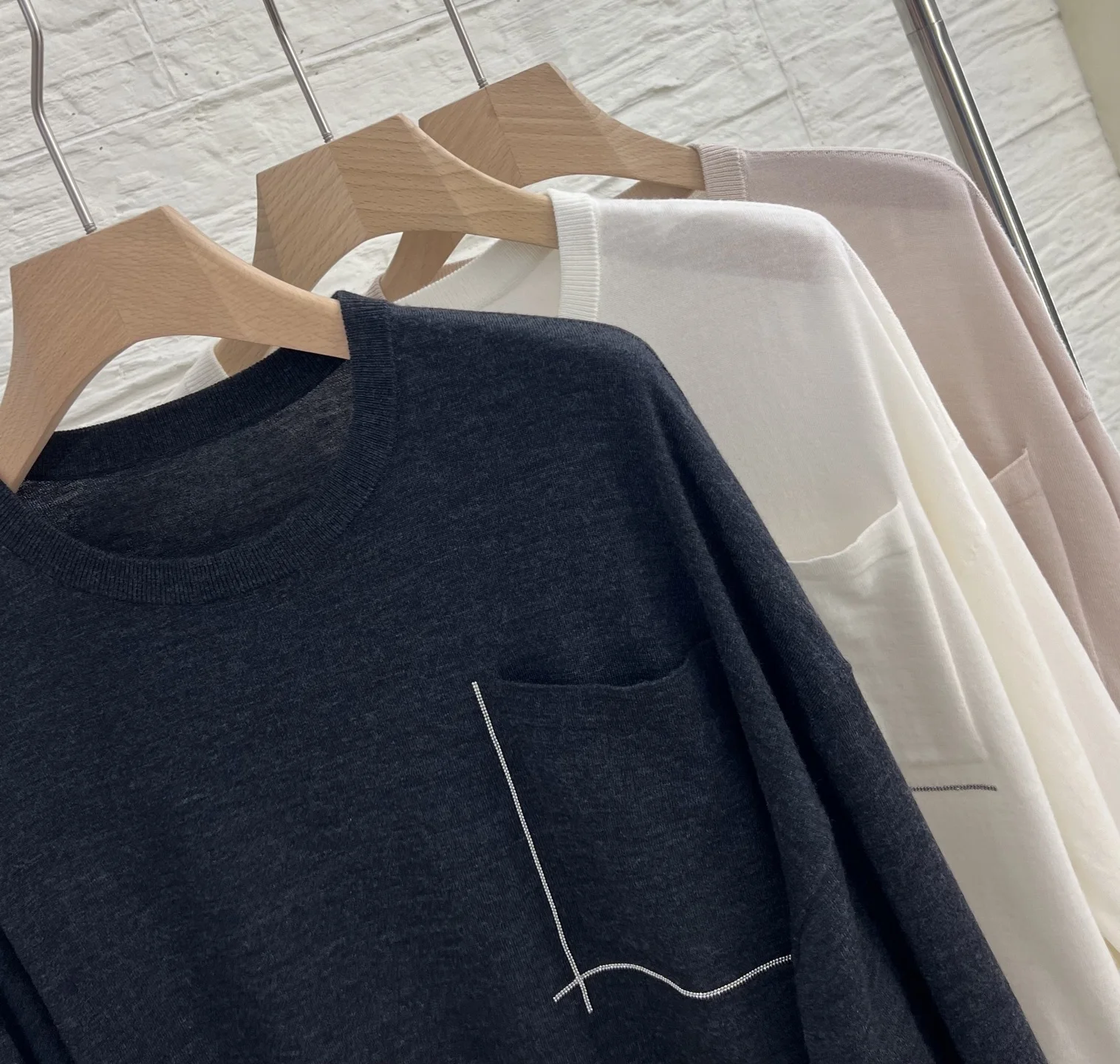 

2025 Новый высококачественный модный пригородный свитер с круглым вырезом и карманами для женщин