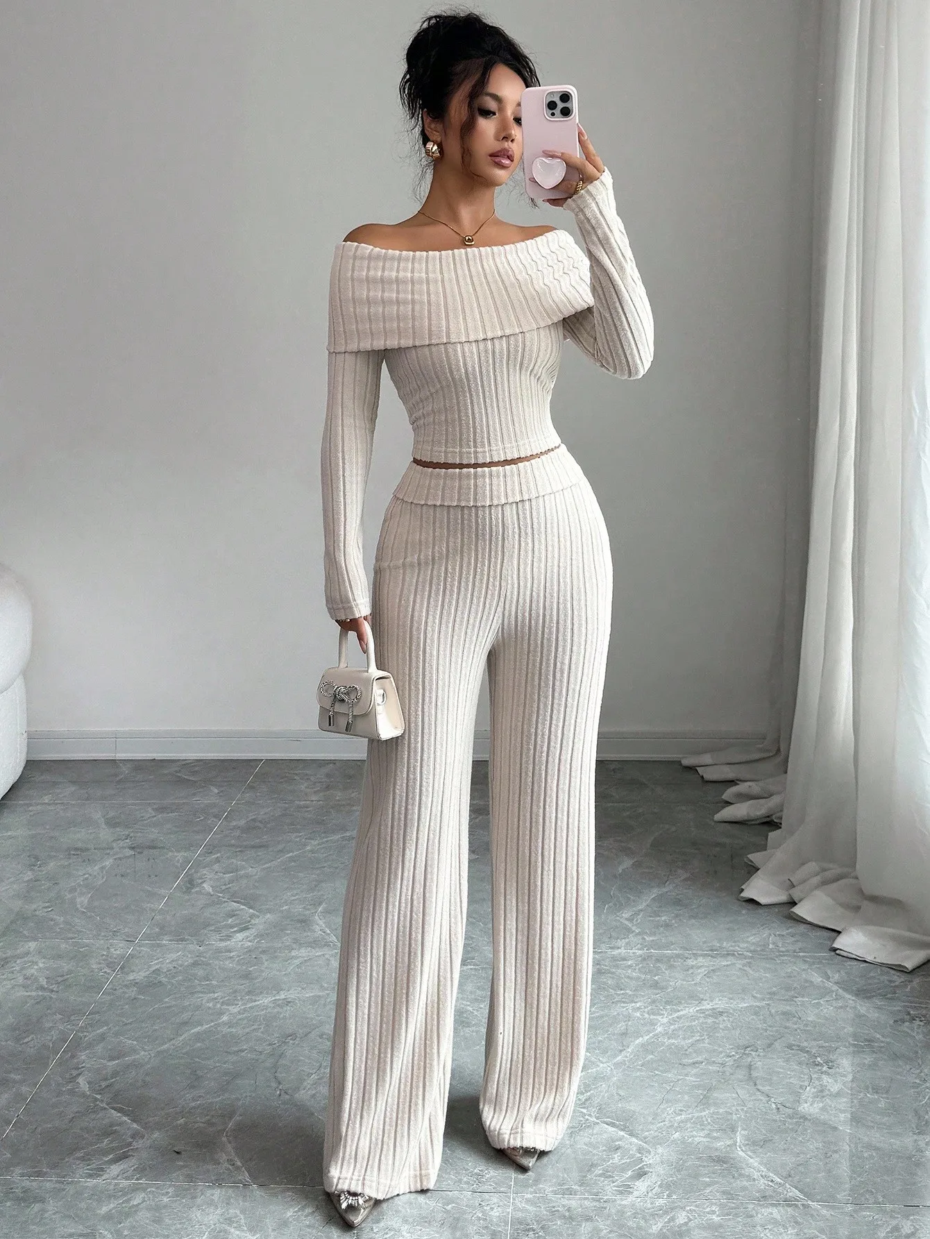 

Комплект из двух предметов с открытыми плечами и ребристой вязкой – Элегантный повседневный женский наряд для осени и зимы