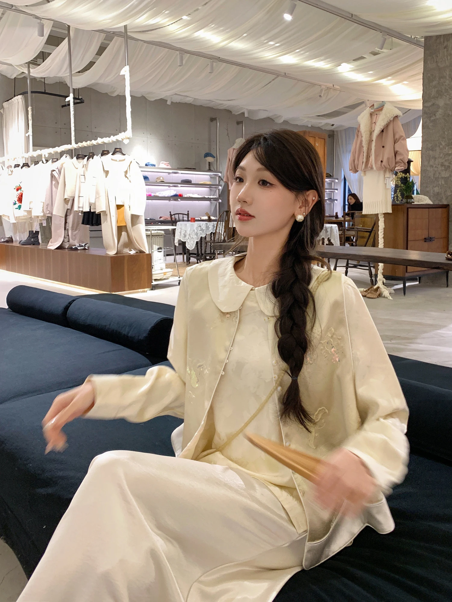 

Новая китайская женская жилетка с тяжелой вышивкой, весна 2026, модный хит, из ацетатной ткани, с круглым вырезом, на одной пуговице