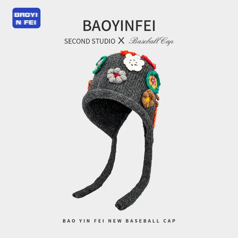 Koreanische bunte Strickmütze mit Blumenmuster und Ohrschutz, warme Wintermütze für Damen, winddichte Bombermütze für den Außenbereich – Detail 3
