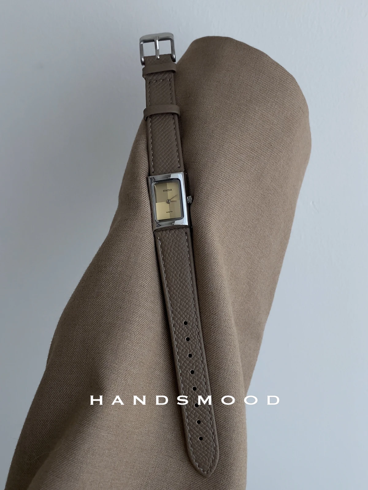 Elegant women's watch, new design, sophisticated retro style, square casual quartz watch, fashionable quartz wristwatch.