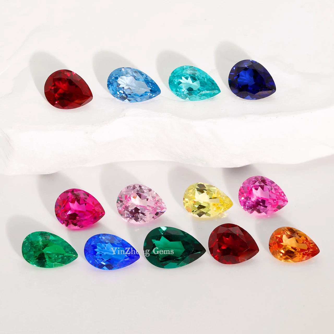 พลอยสังเคราะห์รูปทรงลูกแพร์แบบหลอมละลาย ยี่ห้อหยินเจิ้ง  สีแดง/สีฟ้า/สีพาราอิบา/สีปาปาราชะ/สีเหลือง/สีเฟนต้า