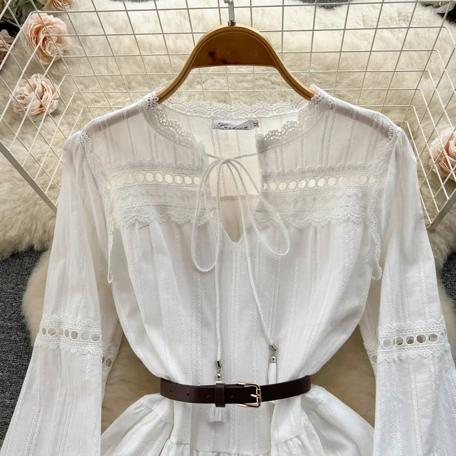 Abito da spiaggia bianco elegante da donna Primavera Autunno Abiti corti a vita alta vuoti in pizzo Abiti vintage Boho a maniche lunghe