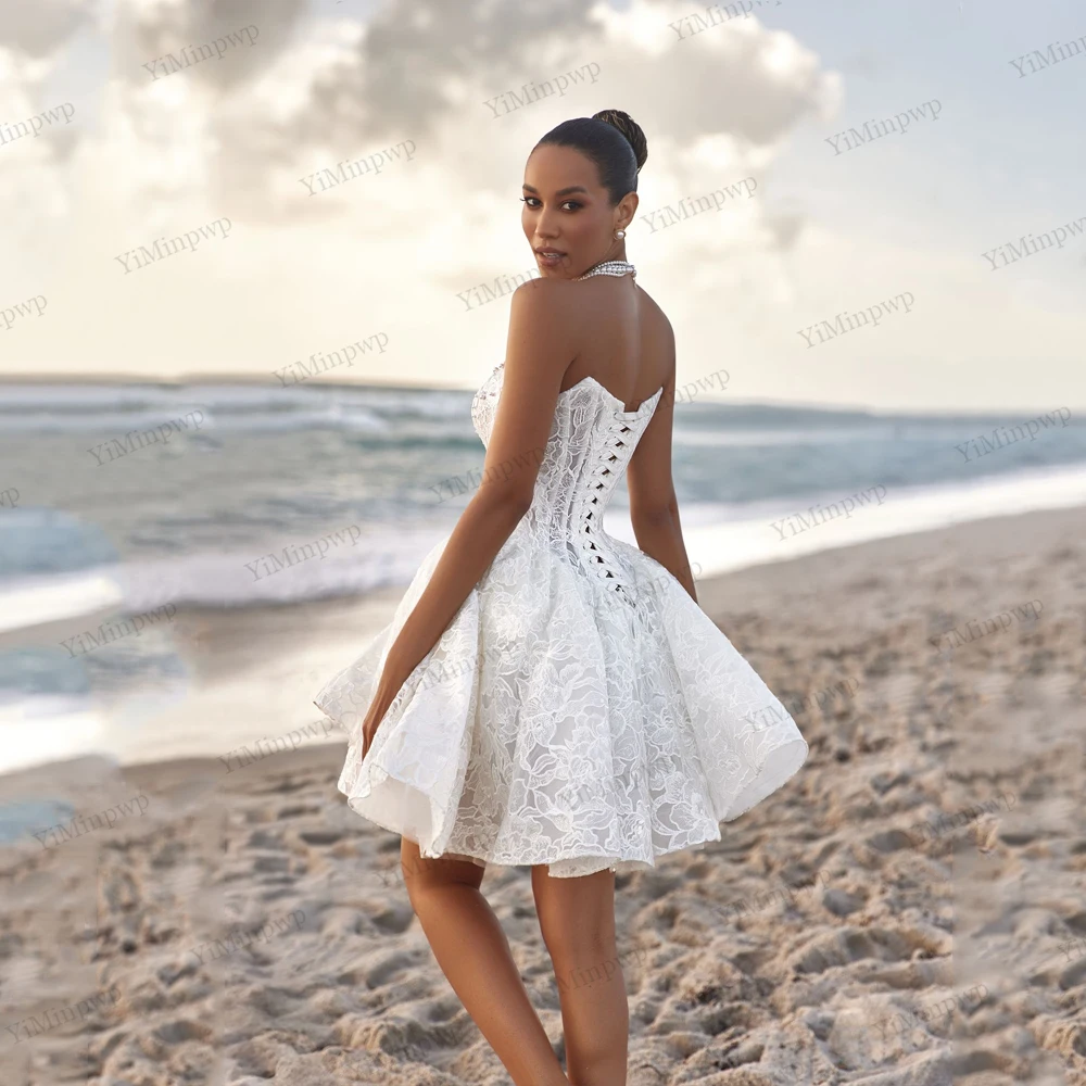 فساتين زفاف قصيرة أنيقة من الدانتيل بدون حمالات مزينة باللؤلؤ وأربطة من الخلف على شكل حرف a فساتين زفاف صغيرة للشاطئ مخصصة 2026