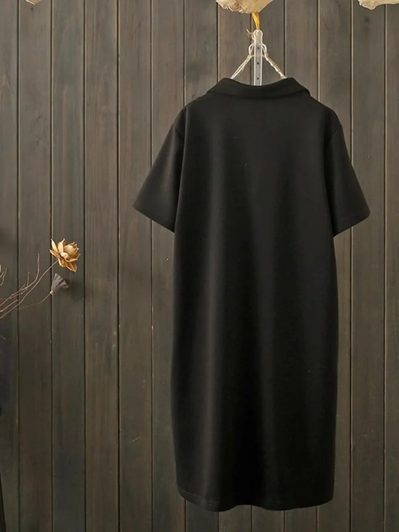 2025 été tempérament revers col Hepburn Style petite robe noire à la mode décontracté ample t-shirt robe W053